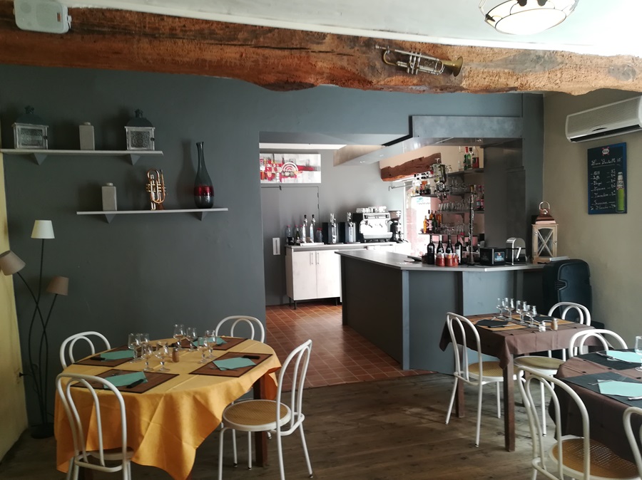 Pour profiter d’une retraite bien méritée, et après vingt ans de bons et loyaux services, nous mettons en vente notre restaurant situé dans une ville de six mille habitants au cœur de la Lomagne gersoise. Il comprend une terrasse, deux salles climatisées, deux toilettes dont une adaptée aux personnes à mobilité réduite, ainsi qu’une cuisine équipée avec du matériel récent. Pour plus d’informations, vous pouvez nous appeler.Merci