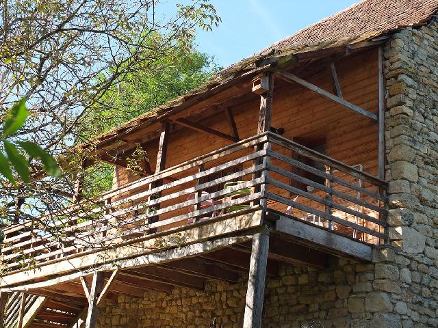 Maison typiquement Périgourdine en pierres de 160M2 4 chambres (possibilité 5) et 4 sdb. Cuisine, SAM, Sauna, caves + Un gîte en pierres de 60M2. 

Située en pleine nature au coeur du Périgord noir et au calme, la maison fait partie d'un petit hameau au creux de la vallée du Douime. Idéale pour maison d'hôtes ou recevoir une grande famille.

Si vous souhaitez plus d'informations ou de photos, n'hésitez pas à nous contacter.