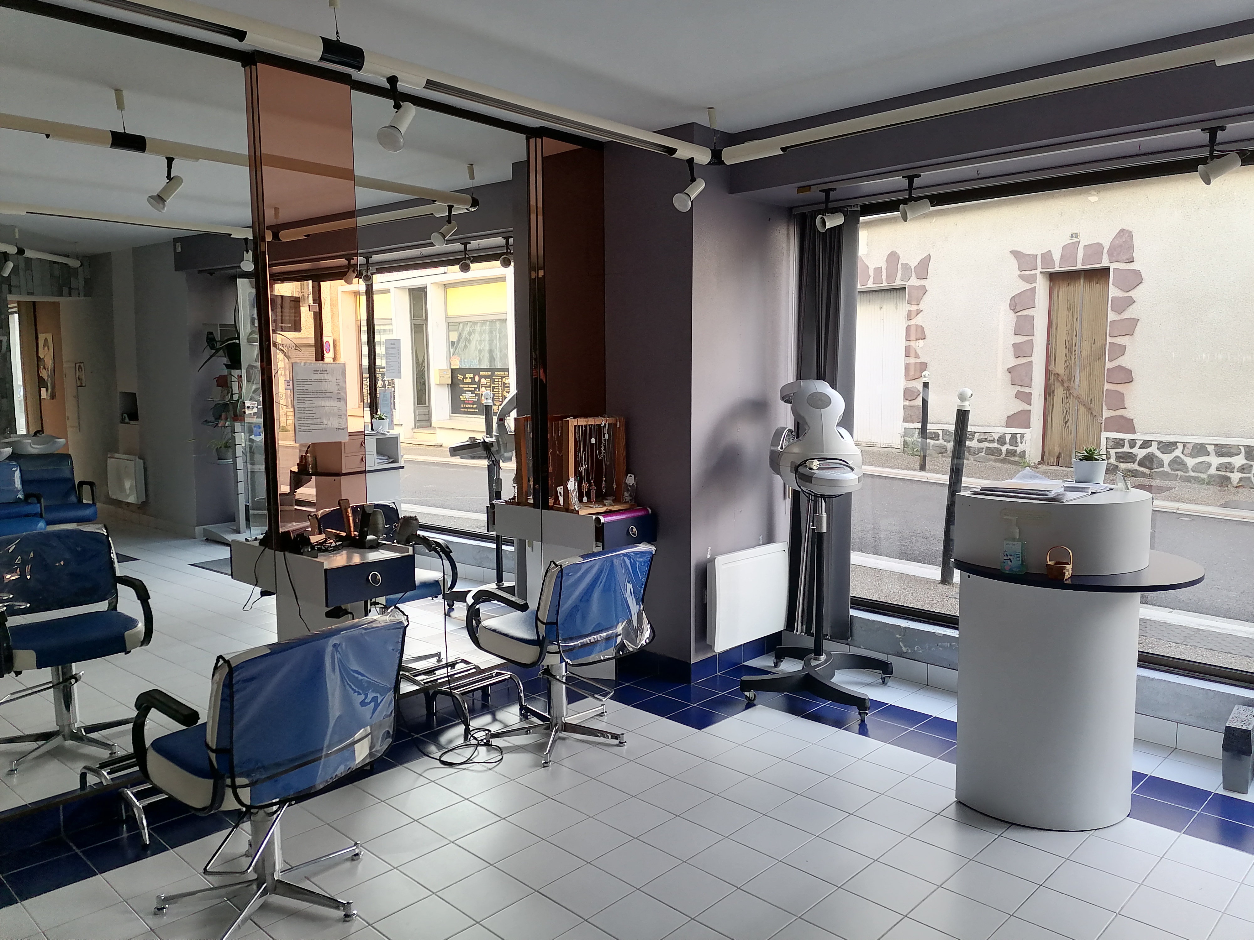 Fond de commerce, Salon de coiffure 99m2 deux côtés plus espace stockage au sous sol grande vitrine, électricité refaite 2022 pas travaux à prévoir 620 euros loyer clientèle fidèle petite ville de 2400 habitants environs prix de départ 26000 euros pour plus de renseignements me contacter