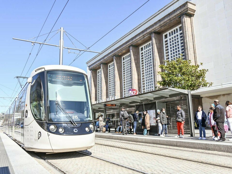 Situé au Havre, dans le secteur de la Gare, ce fonds de commerce de restauration rapide renommé bénéficie d’un emplacement premium à fort passage. Le local de 288 m² est en excellent état et comprend une grande salle d’accueil, une cuisine équipée avec extraction, un garage et des réserves. L’affaire dispose également d’une grande terrasse pour maximiser la capacité d’accueil.

Surface totale : 288 m² comprenant une grande salle de restauration, cuisine équipée, arrière-cuisine, pièces de stockage et garage.

Prix de vente (Fonds) : 280 000 €
Loyer annuel : 20 400 € HT HC (soit 1 700 € HT/mois)
Charges annuelles : 7 800 €
Honoraires de commercialisation : 21 000 € HT à la charge de l'acquéreur

Annonce proposée par Pôle Implantation Commerce, service d'accompagnement des porteurs de projets commerciaux (réf. Ref076244).