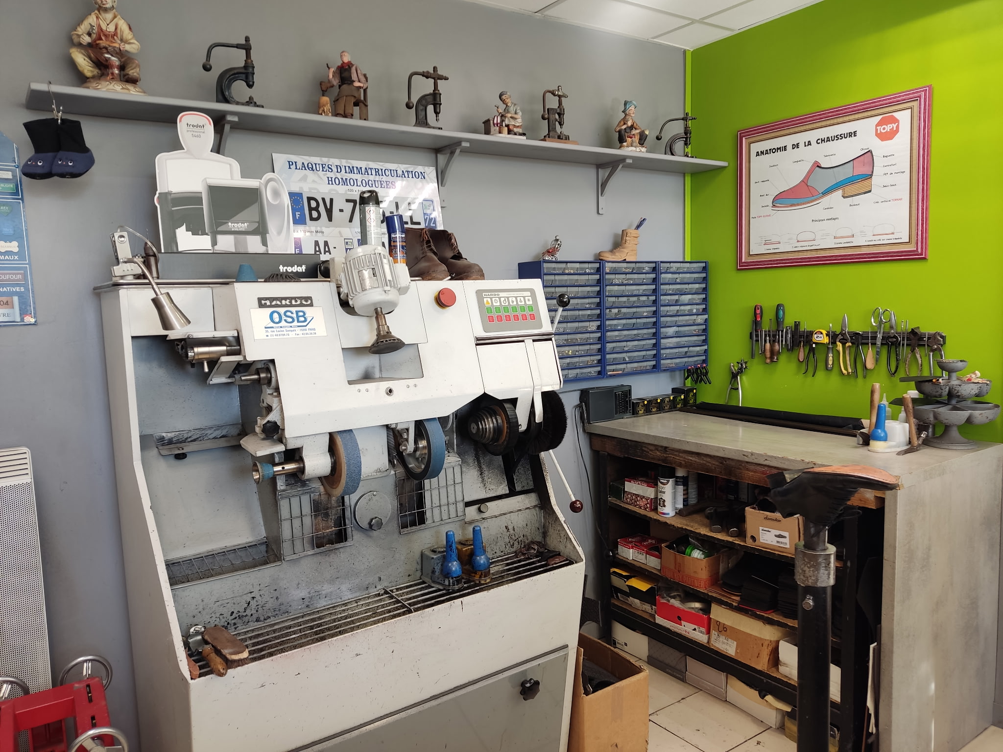 CORDONNERIE MAROQUINERIE CLES PLAQUES AUTO
Installé depuis plus de 35 ans, bail commercial à céder pour cause de départ en retraite, avec tout le matériel nécessaire à l'activité.