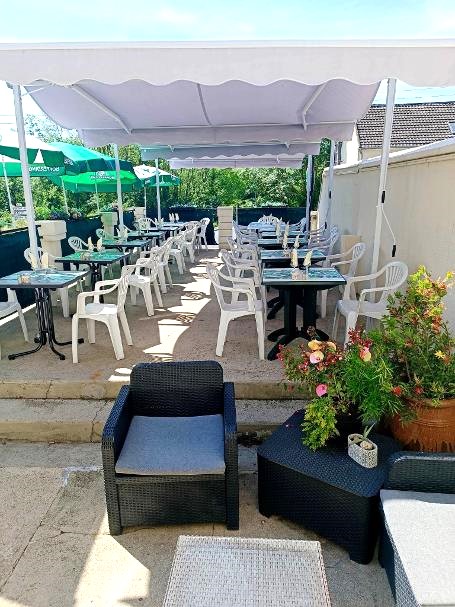 situé   a Saulchery   région  viticole  du  champagne
une cuisine traditionnelle  une clientèle fidèle depuis 25 ans
 cause de la vente        (   départ en retraite  )
donc nous recherchons un couple  passionné de cuisine  
une clientèle conviviale  a reprendre

cuisine parfaitement équipée
une activité   traiteur a suivre si est le désir 
possibilité d ouvrir les w k  

deux terrasses 
 une 15 m2
l autre  33 m2

parking privé grande cave 
garage

un appartement au dessus de 160 m2        (  inclus dans le bail    

n hésitez pas a nous contactez  mi septembre     cordialement