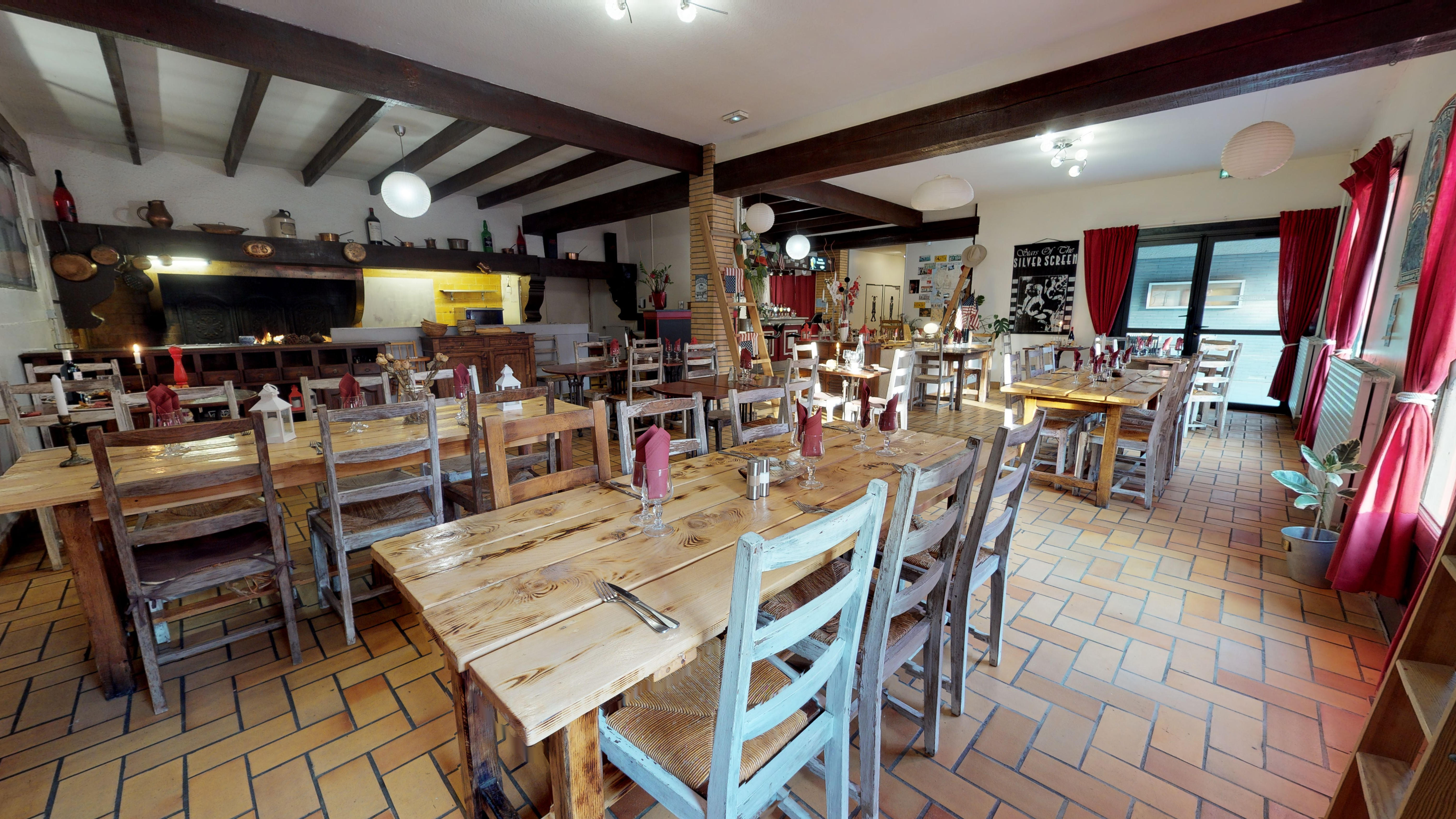 Le Friendly Auberge, situé à Colomiers (31770), est un établissement hybride combinant hôtel, auberge de jeunesse, restaurant traditionnel, location de salles et repas de groupes. Implanté dans une zone urbaine stratégique, à proximité immédiate d’Airbus et de ses nombreux sous-traitants, il bénéficie également d’un cadre campagnard grâce à sa situation dans le quartier du village historique de Colomiers, en bordure du parc Duroch et de quelques commerces.
L’établissement dispose d’un positionnement différenciant, alliant hébergement flexible (chambres privées et dortoirs) et restauration authentique au feu de bois, entièrement faite maison. Il s’adresse à une clientèle variée : professionnelle, étudiante, ouvrière, associative, touristique, internationale, ainsi qu’aux groupes scolaires et sportifs, repas et soirées privées ainsi que des séminaires ou conférences professionnelles.

👉 Cession du fonds de commerce avec un fort potentiel de développement.