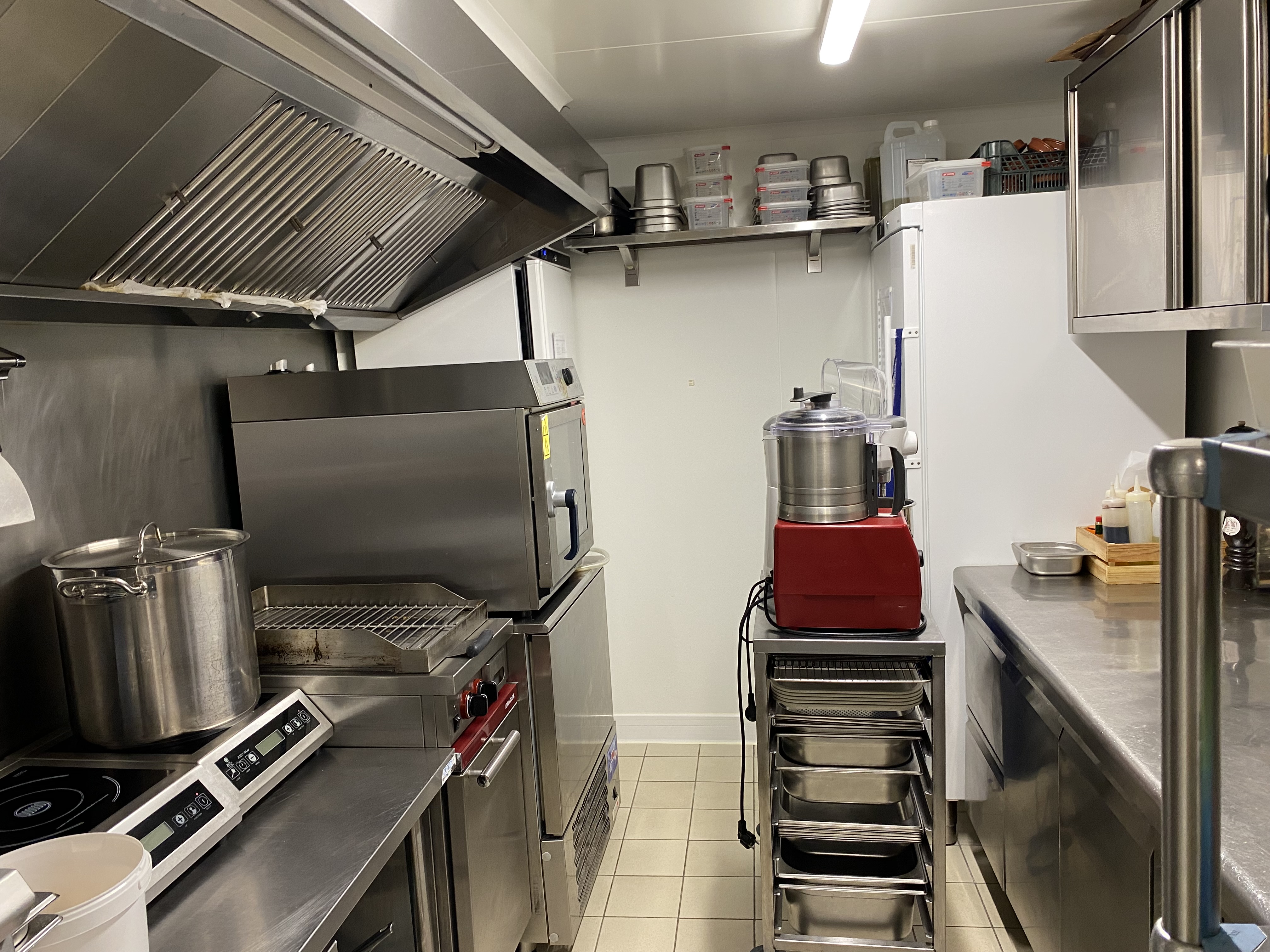Fond de commerce Bar (licence 4), tabac et restaurant à vendre dans le Morvan. Salle de 30 couverts, terrasse de 15 places ainsi qu’une terrasse couverte d’environ 25 places. Appartement refait entièrement à neuf, cave, cellier et réserve.Chiffre d’affaires en progression .Possibilité d’achat des murs.