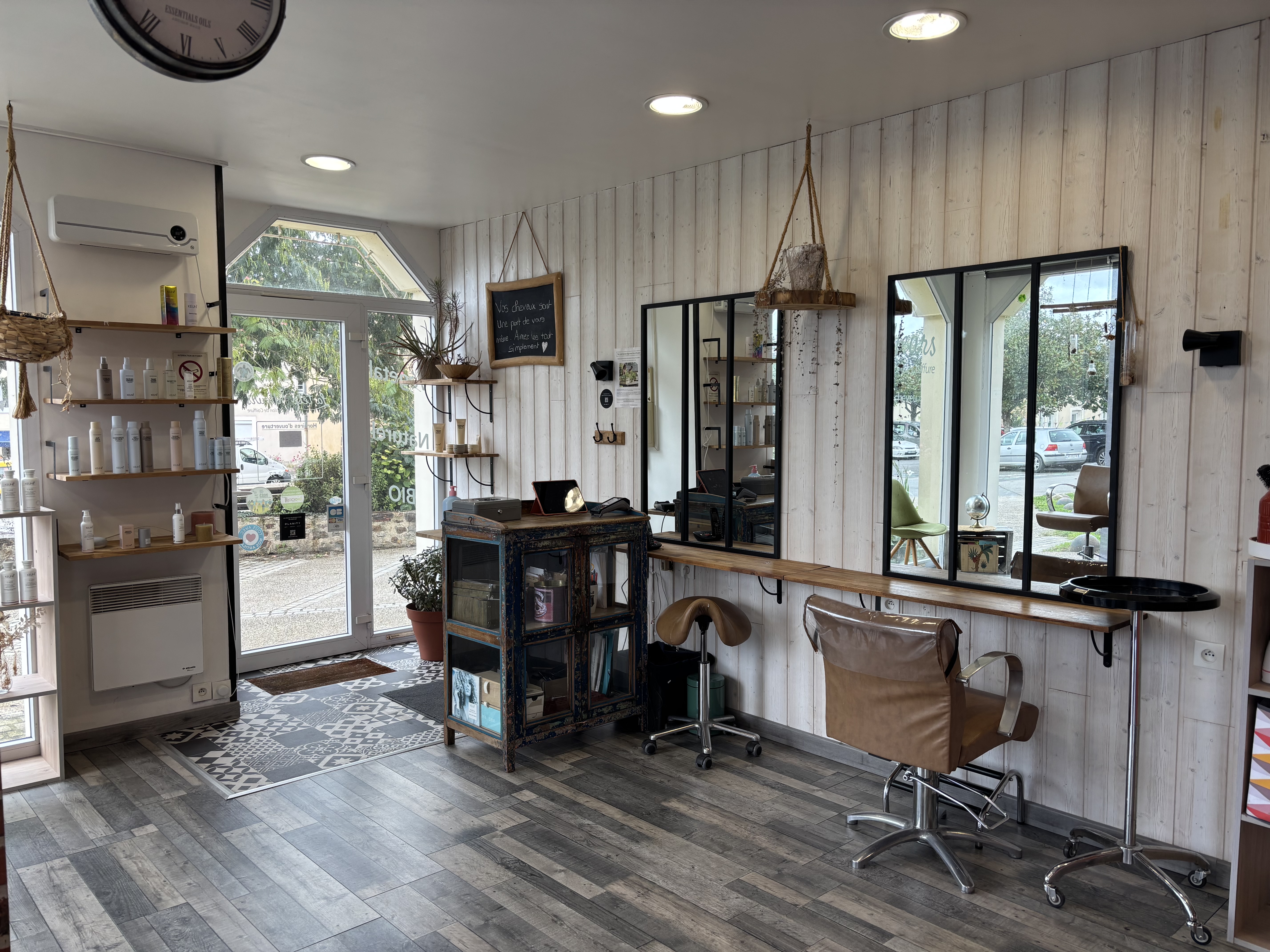 alon!!!!!!

Vous rêvez de reprendre un salon de coiffure MIXTE clé en main dans un environnement attractif ?
Opportunité à saisir !
Nous vous proposons la vente d’un fond de commerce de salon de coiffure, situé en plein cœur d’une commune dynamique, bénéficiant d’une forte visibilité et entourée de nombreux commerces de proximité (boulangerie, supérette, boucherie, pharmacie, écoles, restaurants...).

🔹 Caractéristiques principales :
Prix de vente : 30 000 €
Superficie : 40m2
Configuration: 
-3 postes de coiffure (possibilité 4)
-2 bacs à shampooing 
-1 réserve 
-1 toilette 
-1 coin attente

Emplacement stratégique avec un flux régulier de clientèle
Salon entièrement équipé, prêt à travailler immédiatement.
Décoration moderne!
Bonne clientèle fidèle et potentiel de développement
Local en bon état, très lumineux, avec de nombreuses vitrines.
Le salon est situé sur une place passante entourée de commerce, avec un très grand parking juste devant .

*Petit loyer 413€

🔹 Idéal pour coiffeur(se) souhaitant se lancer ou développer son activité !
Accompagnement possible lors de la reprise.
📞 Pour plus d’informations ou organiser une visite, n’hésitez pas à me contacter.