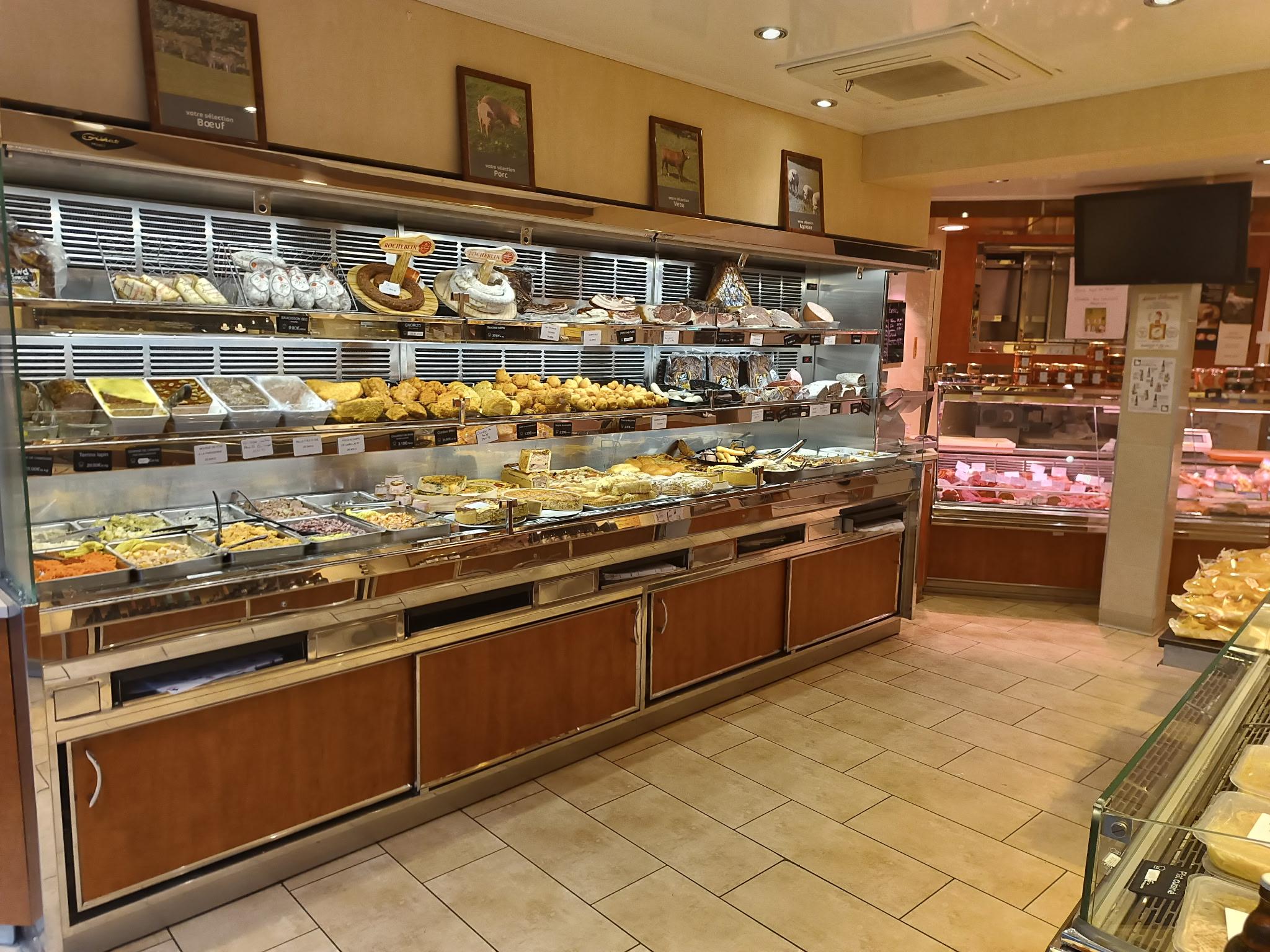 Boucherie, charcuterie, traiteur se situe dans une belle commune d Eure et Loir de 4500 habitants, emplacement idéal :place du château, centre ville dynamique et touristique avec toutes commodités, facile d'accès. 
Louer avec appartement de 70 m2 avec entrée indépendante, loyer total 1380€ avec bail touts commerces. Fermeture le dimanche et lundi, 6 semaines de congés par an 
Cette affaire au potentiel de développement est idéal dans le cadre d'une première installation 
Vend pour cause de retraite