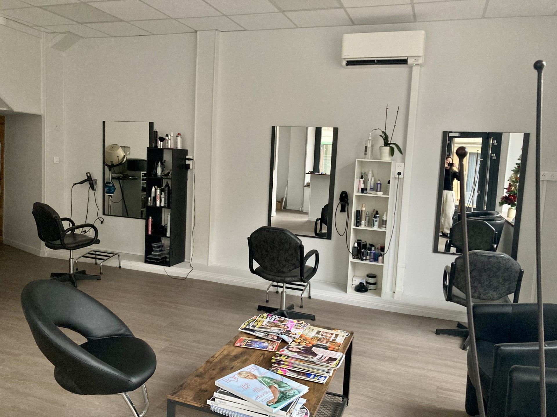 Pour raison personnelle, je mets en vente dans un village touristique d'environ 2000 habitants, de haute corrèze le fond de mon salon de coiffure.

Pour le fond de commerce, je travaille seule, CA annuel en moyenne 63000 TTC. 
La clientèle est régulière et fidèle, sans concurrence. Le planning est toujours pleins, il y a possibilité de développer l'entreprise. 
Le salon fait environ 60m2, dont une grande réserve de presque 20m2. Il y a 3 postes de coiffage et 2 bacs.  En 2023 la plomberie a été refaite, ainsi que l'électricité dont le mode de chauffage, et aussi la peinture, le sol, le plafond et les vitrines.
Il est situé dans le centre ville, sur un axe passant et entre les deux lycées. 

Possibilité de racheter également les murs.