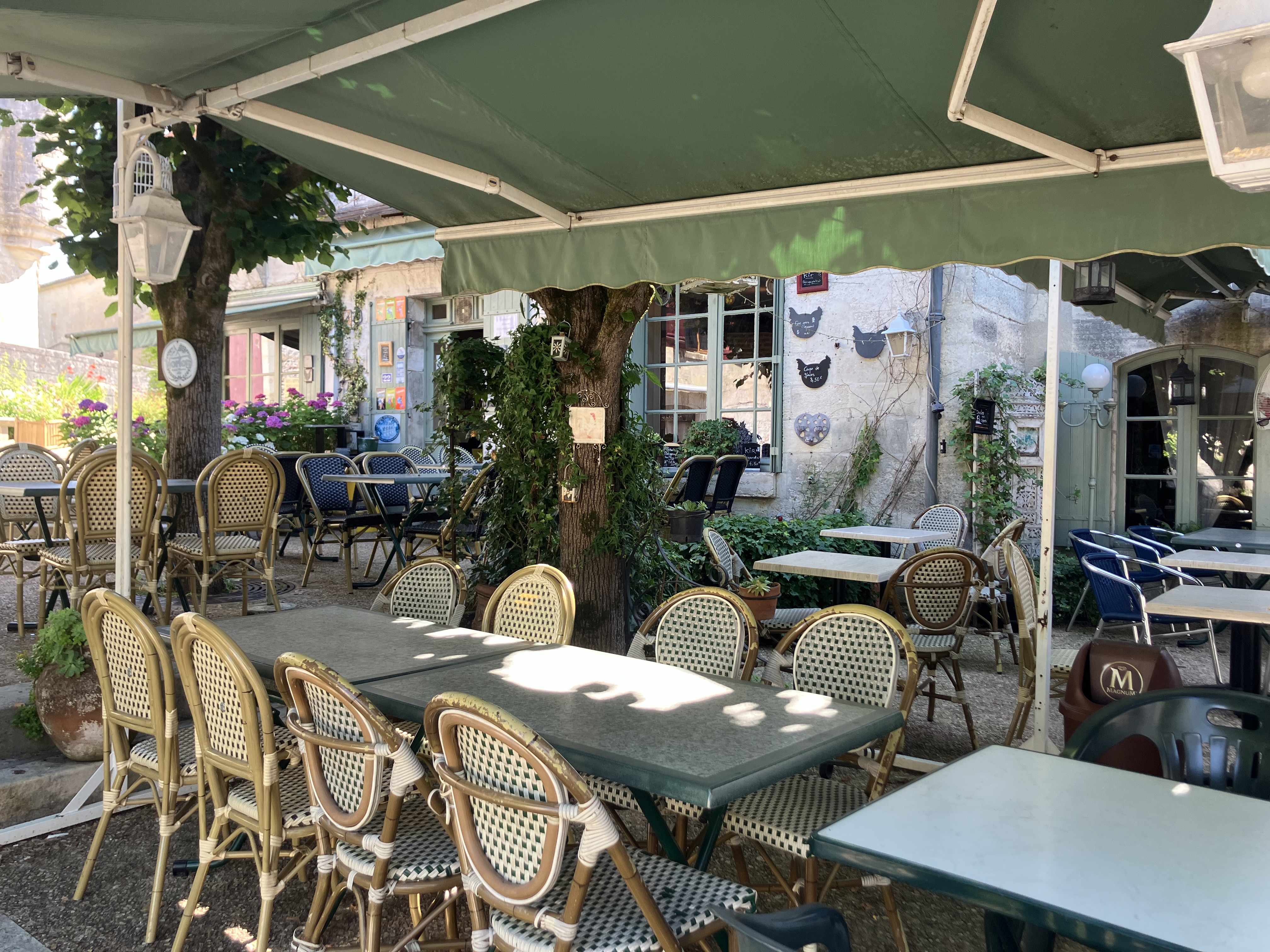 A reprendre, pour cause de retraite, fonds de commerce de brasserie-restaurant-bar (licence IV) situé au cœur d’un charmant village de Dordogne, dans la vallée de la Dronne qui offre un patrimoine historique et naturel très riche.

L’établissement bénéficie d’un bel emplacement au pied d’un château et l’immobilier offre un beau potentiel (sous réserve de travaux). Belle terrasse ombragée de 55 couverts et une belle salle de restaurant de 60 couverts, ainsi qu’une salle de bar de 15 couverts. L’établissement est ouvert d’avril à octobre, uniquement pour le service du midi et l’après-midi pour les boissons, glaces, crêpes.Cuisine traditionnelle, de type brasserie. Clientèle locale, de passage et touristique.

CA 2023 : 120 000 € HT –

Potentiel sur la période d’ouverture, en saison en proposant un service le soir et hors saison (peu de restaurants ouverts sur le secteur). Il existe un appartement à l’étage – Possibilité d’agrandissement du logement avec travaux + possibilité de création de chambres d’hôtes.

Prix du fonds de commerce : 120 000 €  -  Prix des murs : 270 000 €