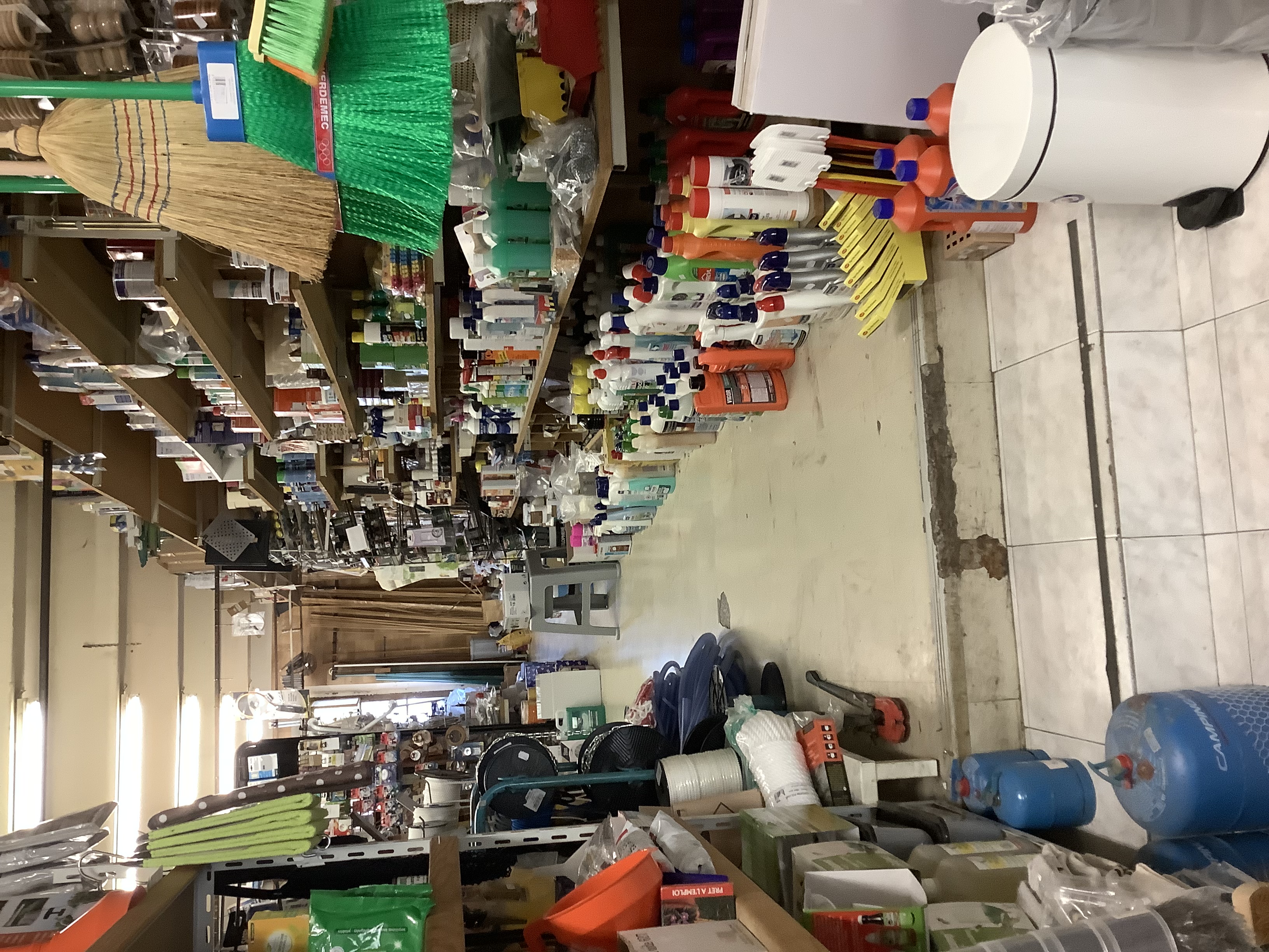Fonds de commerce, actuellement quincaillerie, bricolage,droguerie, ménage crée il y a plus d’une centaine d’années.
Possibilité de changement d’activité, contactez.
Personnellement exploité depuis 23 ans, clientèle locale, professionnelle et touristique.
Une superficie de 70 m2, d’une cave de 70 m2, d’un jardin de 100 m2.
Rue principale, parking en face.
Village zone touristique, proche du lac de Sainte Croix du Verdon, des gorges du Verdon, marché deux fois par semaine.
Contact par mail.
jean-alain.niol@sfr.fr.