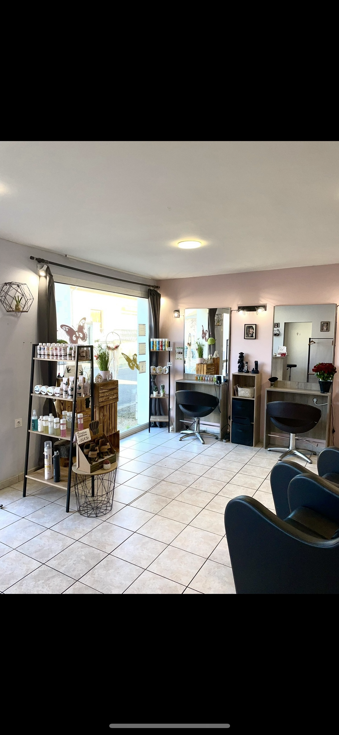 FAIRE OFFRE !  ( Local pouvant accueillir un autre commerce ) Secteur 86 ( St-léger de montbrillais, proche du 49/79/37 ) A vendre à proximité du Center Parcs, fond de commerce salon de coiffure mixte situé dans un village dynamique avec école et petits commerces. Salon ouvert depuis 1997 avec une clientèle fidèle. Affaire saine avec chiffre d'affaire en évoluton constante. Vendu avec le mobilier renouvelé en 2020 comprenant : - 1 casque à mise en plis - 3 postes de coiffage - 2 bacs à shampooing - 1 meuble présentoir - 4 fauteuils en cuir - 1 meuble caisse - 1 meuble technique - 1 meuble vestiaire - Clim réversible Aucun travaux à prévoir, accessible aux personnes à mobilité réduite. Salon spacieux, avec une belle vitrine lumineuse, possède un toilette et une cuisine-labo. Parking gratuit à proximité du salon. Idéal pour une première installation. Pas sérieux s'asbtenir. Pour tout renseignement complémentaire me contacter par message ou téléphone.