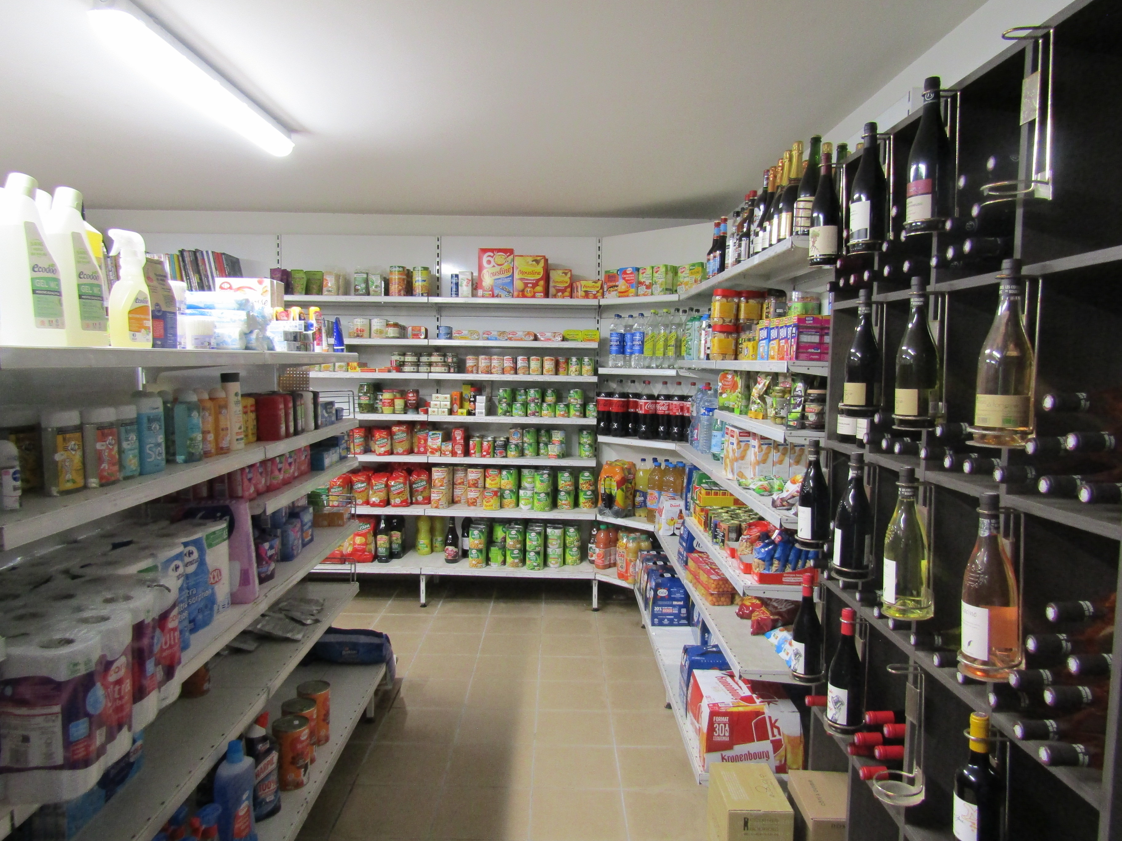À céder, un multiservices : alimentation générale, librairie, presse, tabac, dépôt de gaz, dans le secteur sud Lozère. Ce commerce, implanté à l’entrée d’un village de 400 habitants, bénéficie d’une importante surface de vente (80 m²) et d’une réserve spacieuse aménageable. 
Cette épicerie, ouverte à l’année, se situe dans la rue principale du village. Elle est accessible à pied ou en voiture (places de parking devant l’établissement). 
Les activités pratiquées par cette épicerie traditionnelle sont : l’épicerie sèche, frais, surgelés, produits bio, produits locaux (miel, confiture, fromage, charcuterie), fruits - légumes, boissons et droguerie. En complément, cette épicerie propose la vente de tabac, la presse ainsi qu’un service de dépôt de gaz. Enfin, une importante partie de la boutique est consacrée aux livres. Le dirigeant, amoureux des livres, a développé cette offre et a su partager sa passion avec sa clientèle. Bon connaisseur de vins, il a su fidéliser sa clientèle grâce à ses conseils.
Cette dernière est composée de particuliers (des locaux et des touristes en période estivale). Cette commune connaît une forte affluence de mai à septembre (randonneurs, vacanciers séjournant dans les différents établissements d’accueil aux alentours et les habitants des résidences secondaires.)
Commerce sans enseigne et sans salarié.
Selon ses besoins, le repreneur peut être accompagné par le cédant au démarrage de l’activité.
Bail commercial : 330€ /mois
Vente du fonds de commerce : 92 800 €
Référence de l'annonce : L0494