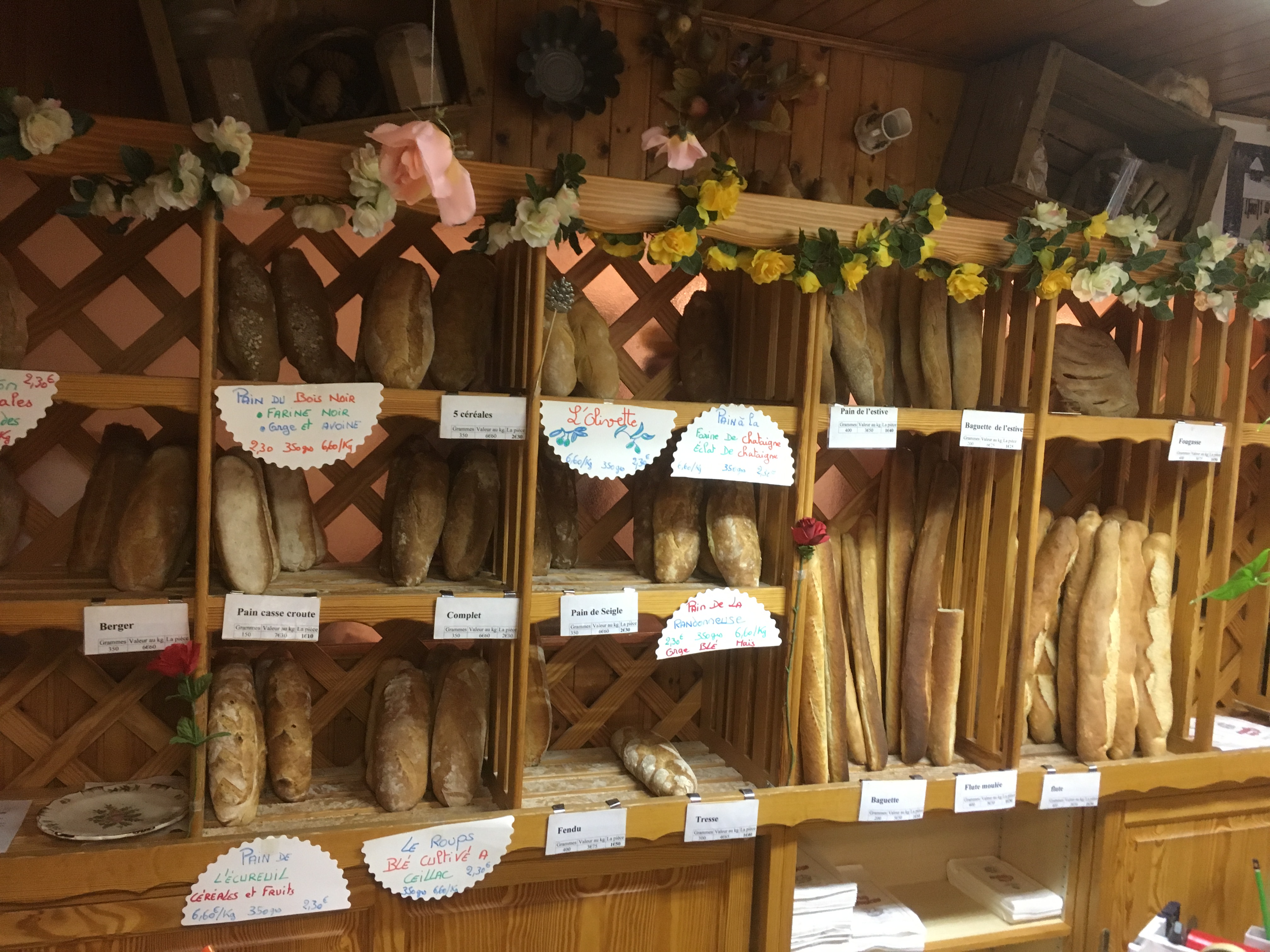 Boulangerie pâtisserie à vendre dans le charmant village de Ceillac. 
La surface est de 80m2, l'ensemble des équipements + le four à bois restent. 
Le CA est en  constant augmentation. 

Le bien est à la vente en prévision d'une retraite. 

Pour plus de renseignements/visite merci de contacter la boulangerie le matin uniquement. 

Merci.