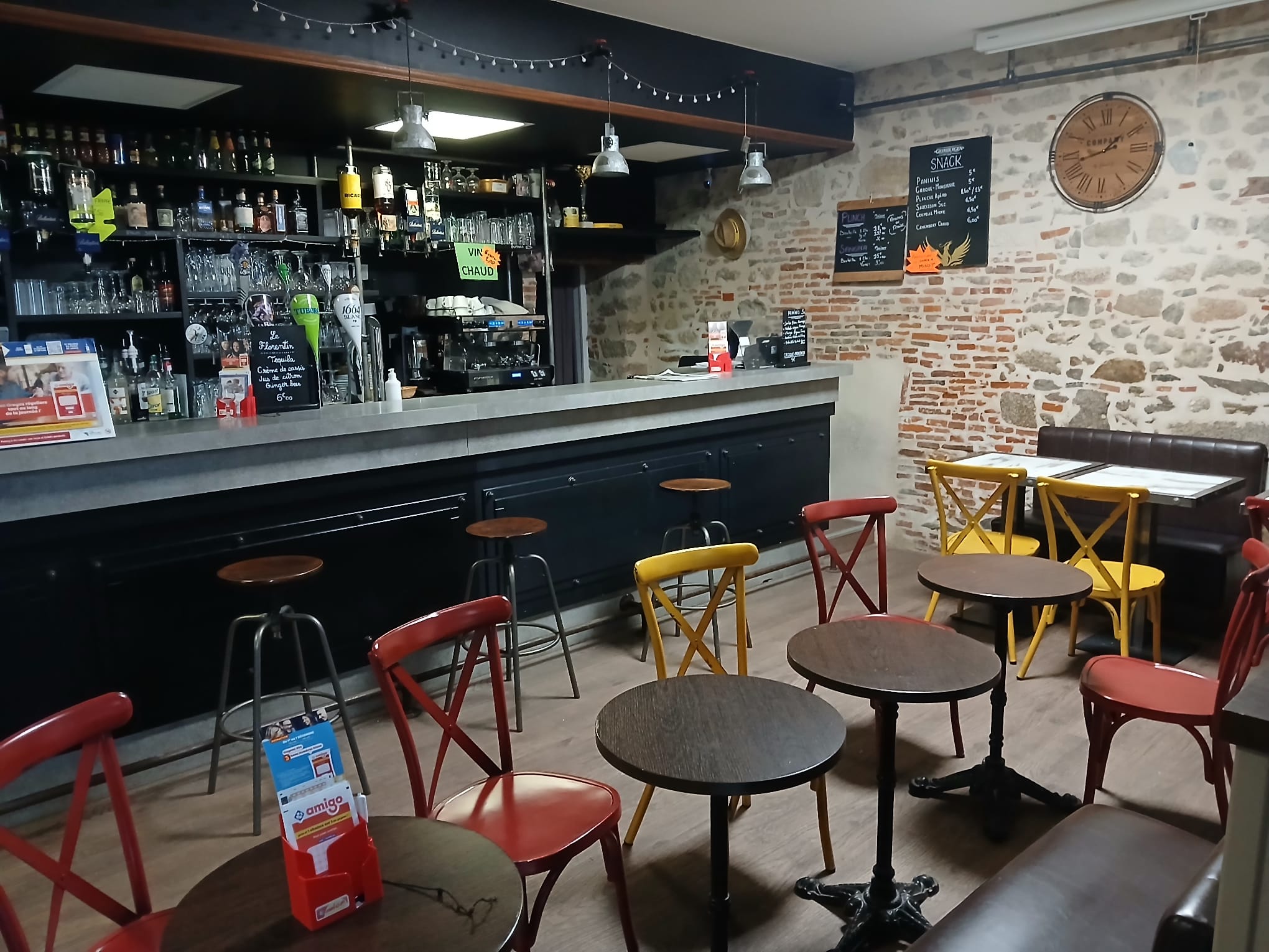 Vends pour cause retraite
Bar Pmu Fdj
Licence IV
20 mn du puy du fou
Plein Centre ville 
5500 habitants

Climatisation ,Terrasse
Pas de travaux