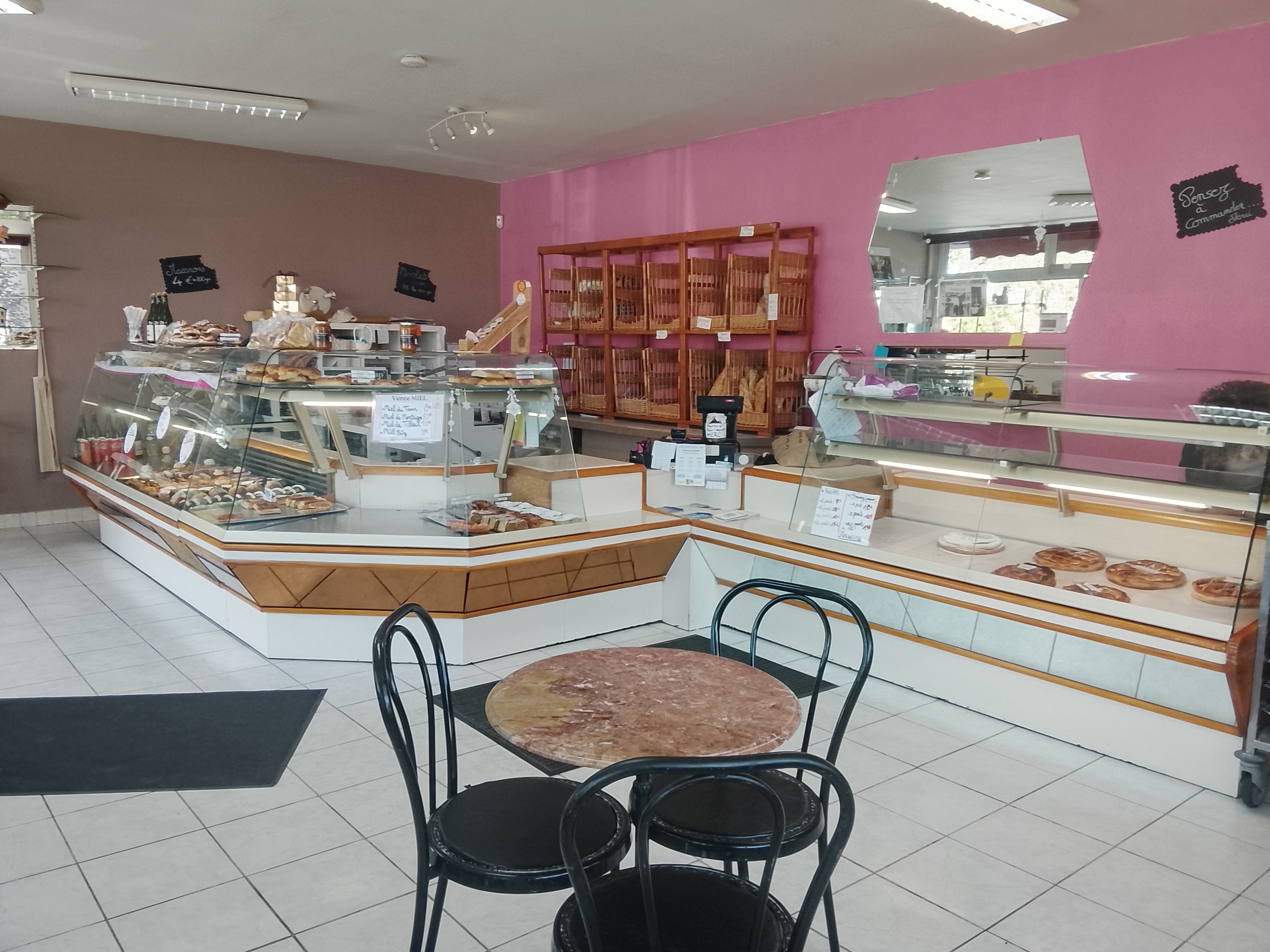 Céderais fond de commerce de pâtisserie dépôt de pain qui se situe en angle de route. Très bien placée dans le centre commercial de Roulandou à Castres 81100 
Elle fait face à une église, puis une école, une crèche et à 1000m d'une clinique.
Le magasin a 3 vitrines : 70 m2.  L'atelier 60 m2 et le sous-sol 130 m2, le tout bien équipé. Aucun travaux à faire.
Chiffre  d'affaires déclaré 160 000 € mais peut être doublé. Mon épouse, en longue maladie, ne pourra pas répondre.
Je compte laisser le tout 20 000 € pour le stock et le matériel. Le loyer est de 1500 € par mois et par la suite 
35 000 € payable à 3 %, comme vous semblera, dans un délai de 2 ou 3 ans .Il faut le voir pour plus de détails.  Tel : 06 50 82 73 50 ou le 05 63 35 84 05