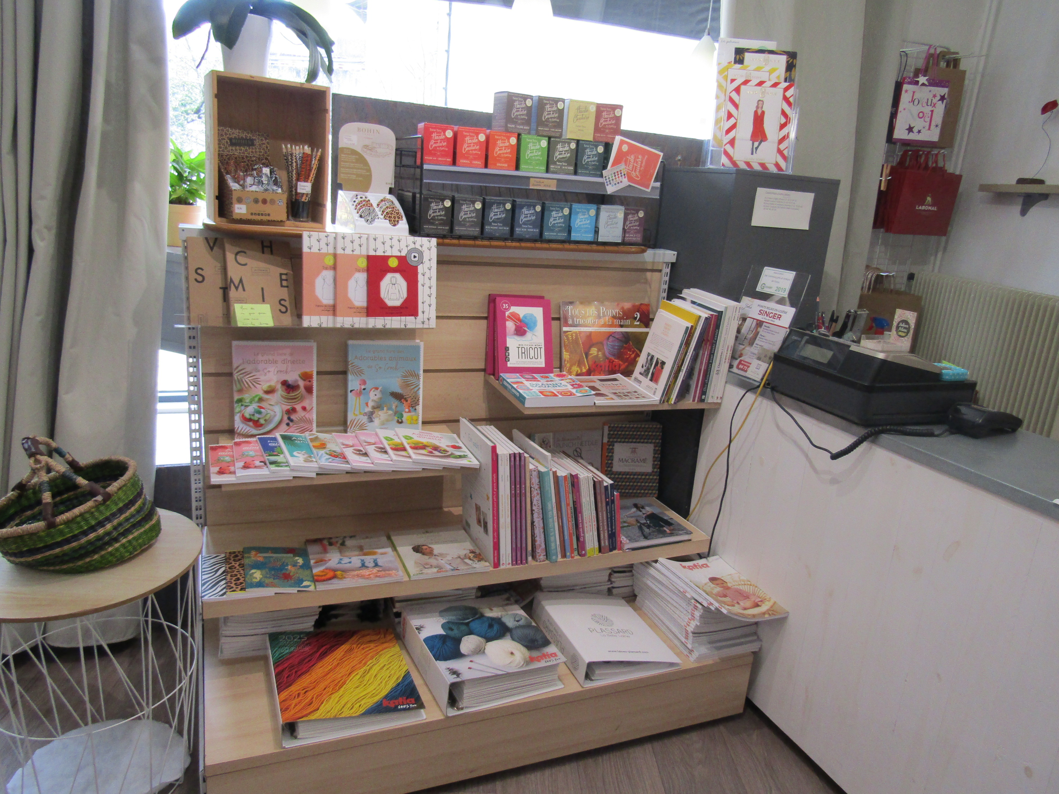 Située au cœur de Florac (2 000 habitants), village touristique des Cévennes, cette
mercerie bénéficie d’un emplacement privilégié avec excellente visibilité grâce à
ses trois vitrines et un accès facile à pied comme en voiture.
Il s’agit de la seule mercerie dans un rayon de 30 km, offrant une clientèle fidèle
locale et touristique.
L’entreprise propose à la vente de la mercerie, de la laine, de la lingerie et de la
bonneterie. Consolidée au cours des dix dernières années, elle s’appuie sur des
bases solides, avec un chiffre d’affaires stable d’environ 80 000 €.
Elle offre de réelles perspectives d’évolution. Le repreneur n’est pas tenu de
maintenir l’offre actuelle à l’identique et peut la faire évoluer, notamment en
enrichissant ou en diversifiant les gammes, en proposant des services
complémentaires, en mettant en place des ateliers, en développant la vente en
ligne ou encore en intégrant une offre de loisirs créatifs.
Le local comprend une surface commerciale de 50 m², un espace atelier de 10 m²,
une réserve de 10 m² ainsi qu’une cabine d’essayage. L’aménagement est
modulable et permet d’adapter facilement l’espace, avec la possibilité d’augmenter
la surface de vente en réduisant la réserve.
Aucun salarié n’est à reprendre et le cédant pourra accompagner le repreneur au
démarrage de l’activité.
Bail commercial : 563 € TTC /mois
Vente du fonds de commerce : 19 000 € (hors stock).