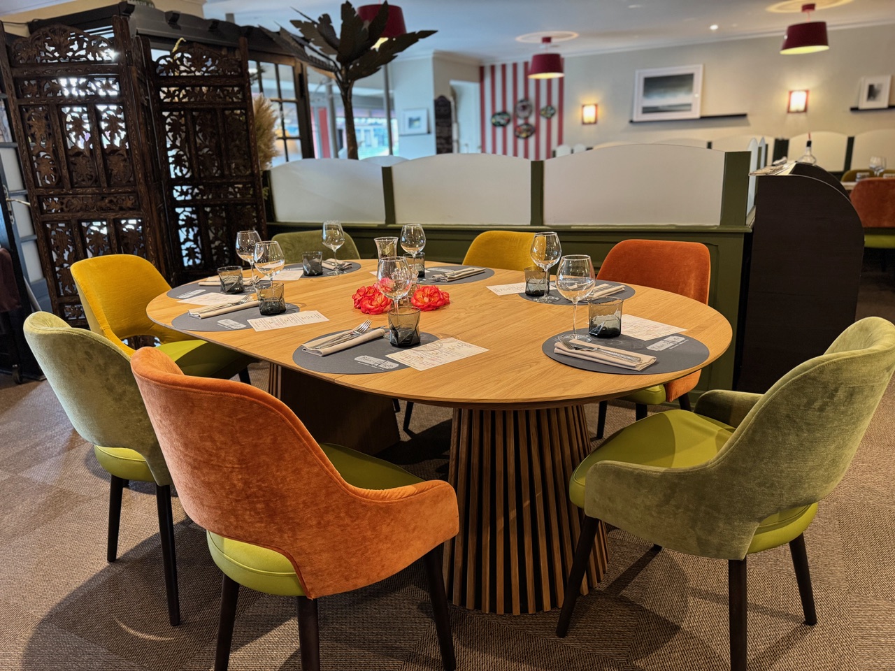 LE RELAIS D’ALIGRE – MURS ET FONDS DE COMMERCE À VENDRE

Vous recherchez une belle adresse pour vous lancer dans l’hôtellerie-restauration ou donner une nouvelle dimension à votre activité ?

Le Relais d’Aligre vous offre l’opportunité de reprendre les murs et le fonds de commerce d’un établissement de caractère, reconnu depuis de nombreuses années pour sa cuisine, son cadre chaleureux et la qualité de son accueil.

Situé à Châteauneuf-en-Thymerais, entre Chartres et Dreux, vous profitez d’un environnement privilégié, au cœur d’un village dynamique et à proximité des forêts. L’établissement bénéficie d’une clientèle locale fidèle, mais aussi d’une clientèle professionnelle, touristique et de passage.

En reprenant Le Relais d’Aligre, vous disposez d’un établissement complet permettant de développer plusieurs activités autour d’un même lieu :
- Un bien immobilier de 1000m², réparti sur 3 étages
- Restaurant de 65 couverts
- Deux autres salles de réception de 45 et 25 couverts
- Terrasse-patio de 70 couverts
- Hôtel de 12 chambres avec ascenseur 
- Établissement 3 étoiles intégré au réseau Logis Hôtels

Vous bénéficiez également d’un outil de travail régulièrement entretenu et modernisé : création de l’hôtel en 2017 et d'une cuisine neuve depuis 2020.

Que vous souhaitiez poursuivre l’activité actuelle ou lui donner votre propre identité, la configuration du Relais d’Aligre vous permet d’imaginer de nombreux projets : restauration, hébergement, séminaires, repas de groupes, événements privés ou encore développement de la clientèle professionnelle.

Acquérir Le Relais d’Aligre, c’est donc bien plus que reprendre un restaurant : c’est devenir propriétaire d’un établissement hôtelier et gastronomique complet, avec une histoire, une clientèle et un véritable potentiel de développement.

Une opportunité rare pour un professionnel, un couple ou un entrepreneur souhaitant s’investir dans un établissement à taille humaine et construire la suite de son histoire.

Nous restons à votre disposition pour tout renseignement complémentaire et pour vous faire découvrir l’établissement.

Le Relais d’Aligre n’attend plus que son prochain chapitre.