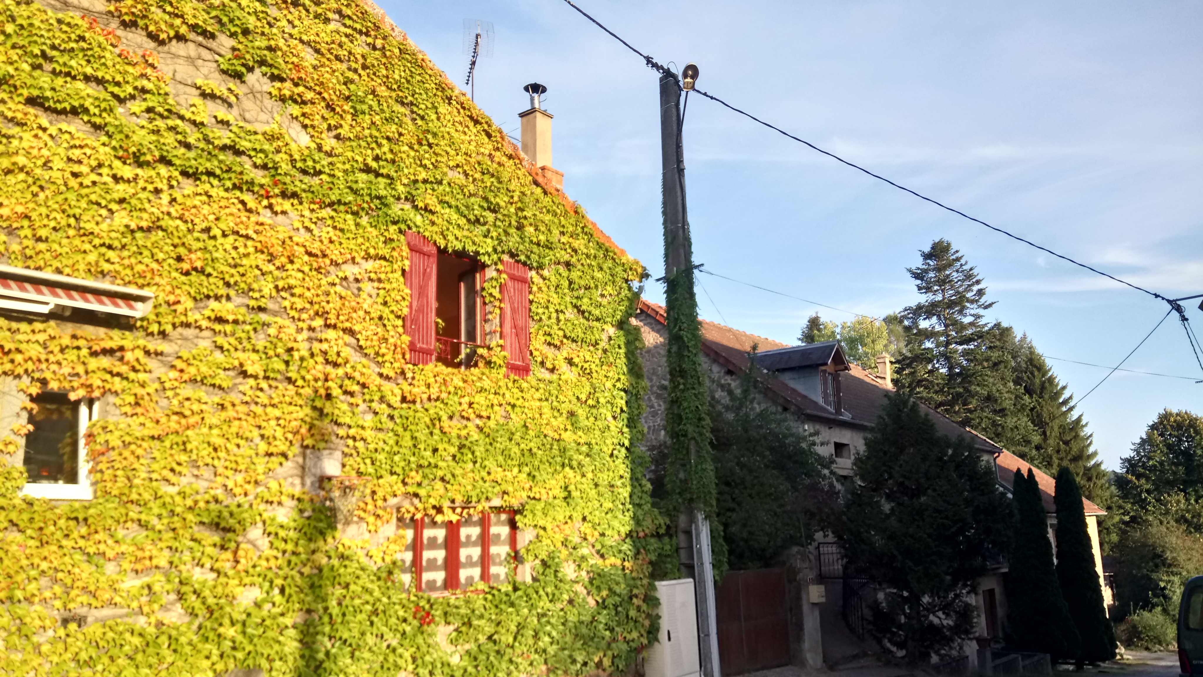 Fond boulangerie pâtisserie alimentation 
Magasin fournil et camion réfrigéré de tournée 
Fond comprenant le matériel et le camion  réfrigéré 
Vente des murs
30000 € pour la partie pro (toiture neuve)
90000 € pour la partie personnelle
( toiture neuve)
comprenant maison a rénover, appartement à rénover, cour et Champ attenant