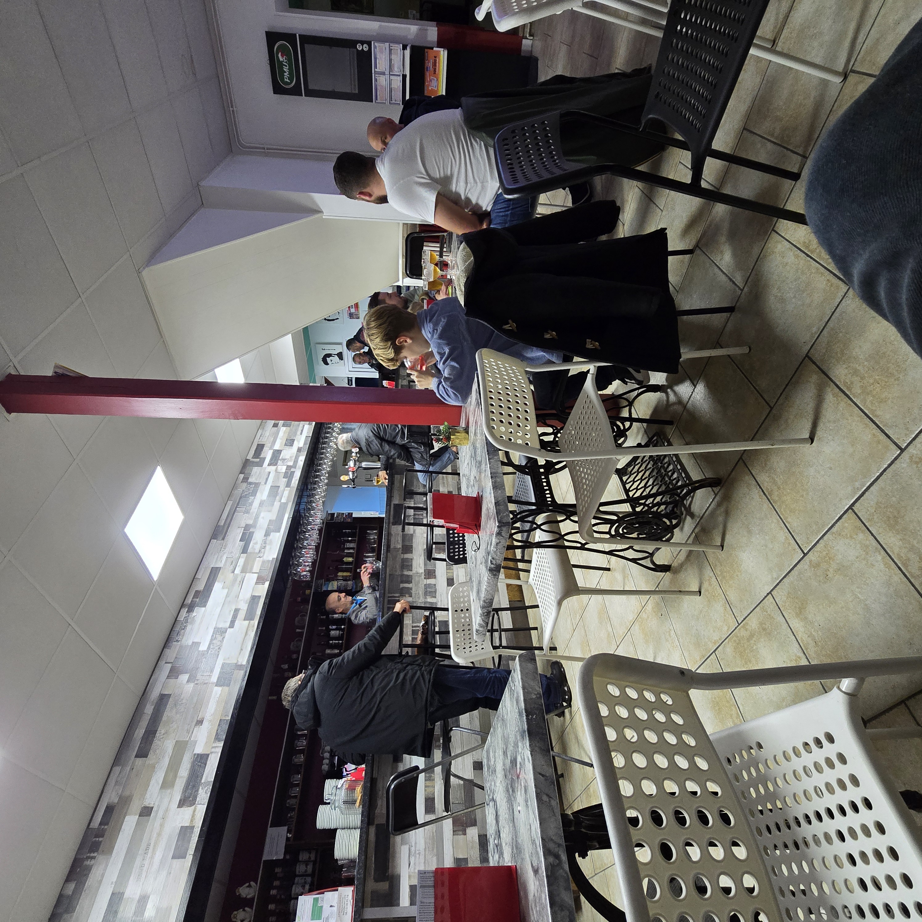 Bar, tabac, presse dans un village de 1800 habitants. Intérêts touristique: Veloroute, canal latéral, station camping-car.
Clientèle fidèle. A proximité d'une centrale nucléaire . 
Terrasse sur rue semi piétonne,