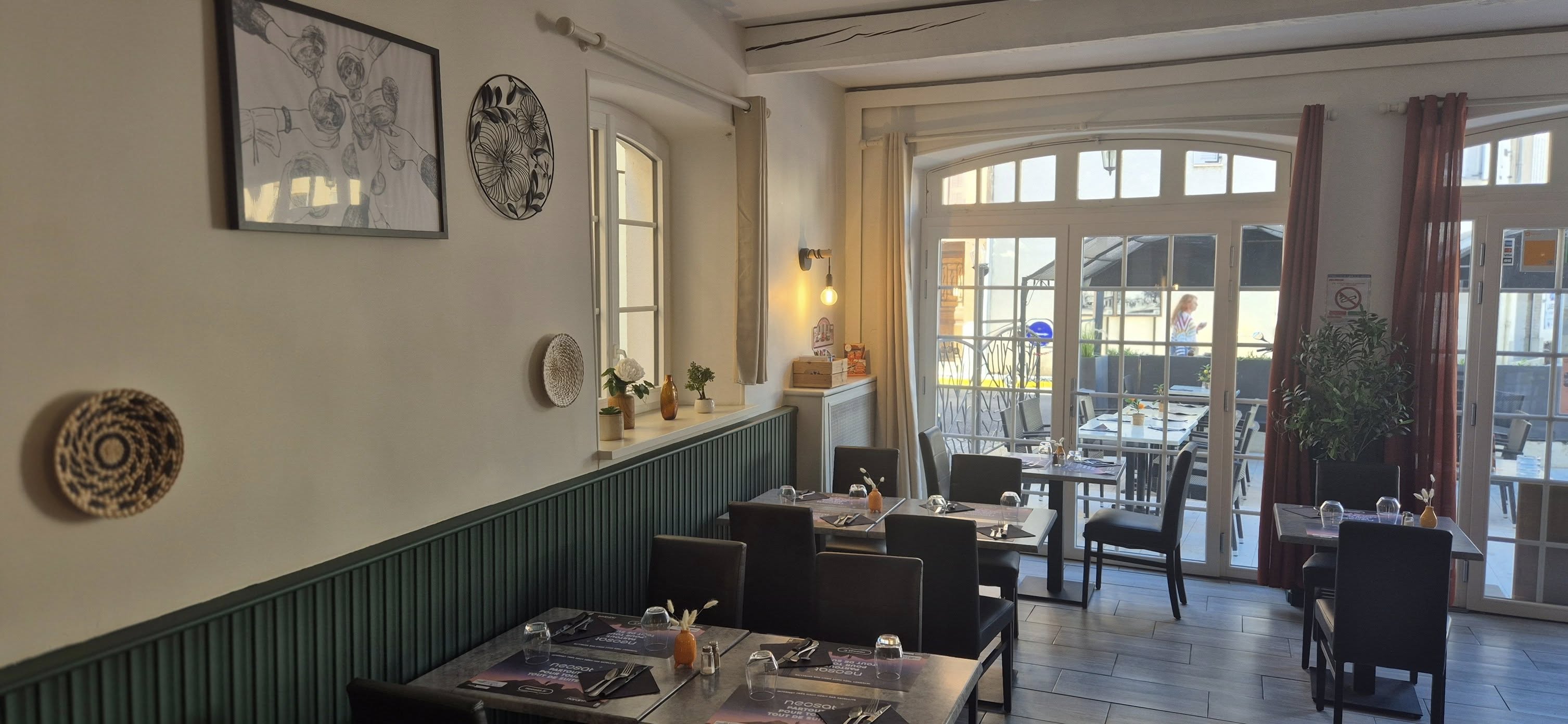 RESTAURANT en excellent état, situé sur la place centrale et à proximité d'un parking. Ce restaurant dispose d'une salle de 30 couverts, d'une terrasse de 50m2 de 24 places, d'une grande cuisine ,le tout vide
De nombreuses animations sont proposées tout au long de l'année et ce restaurant bénéficie d'un emplacement de premier ordre.
"EXCLUSIVEMENT RESTAURANT TRADITIONNEL "
PAS DE RESTAURATION RAPIDE, BOULANGERIE OU AUTRE
Bail chez notaire , pas-de-porte