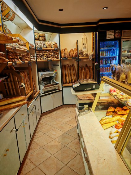 À transmettre, boulangerie-pâtisserie familiale située au cœur de Villevocance (Ardèche Verte), village dynamique d'environ 1 200 habitants, avec commerces, services de proximité et marché hebdomadaire chaque vendredi.

Idéalement implantée sur la route du Puy, elle bénéficie d'une clientèle fidèle, locale et touristique.

L'établissement offre un laboratoire spacieux, lumineux et fonctionnel, un véritable confort de travail, ainsi qu'un jardinet et une terrasse privatifs, des atouts appréciables au quotidien.

Chiffre d'affaires : 267 000 €
Prix de vente : 160 000 €
Loyer : 1 000 € / mois

Belle opportunité pour un artisan ou un couple souhaitant reprendre une affaire saine avec un réel potentiel de développement, dans un cadre de vie agréable.

📩 Dossier complet, photos et renseignements complémentaires sur demande.