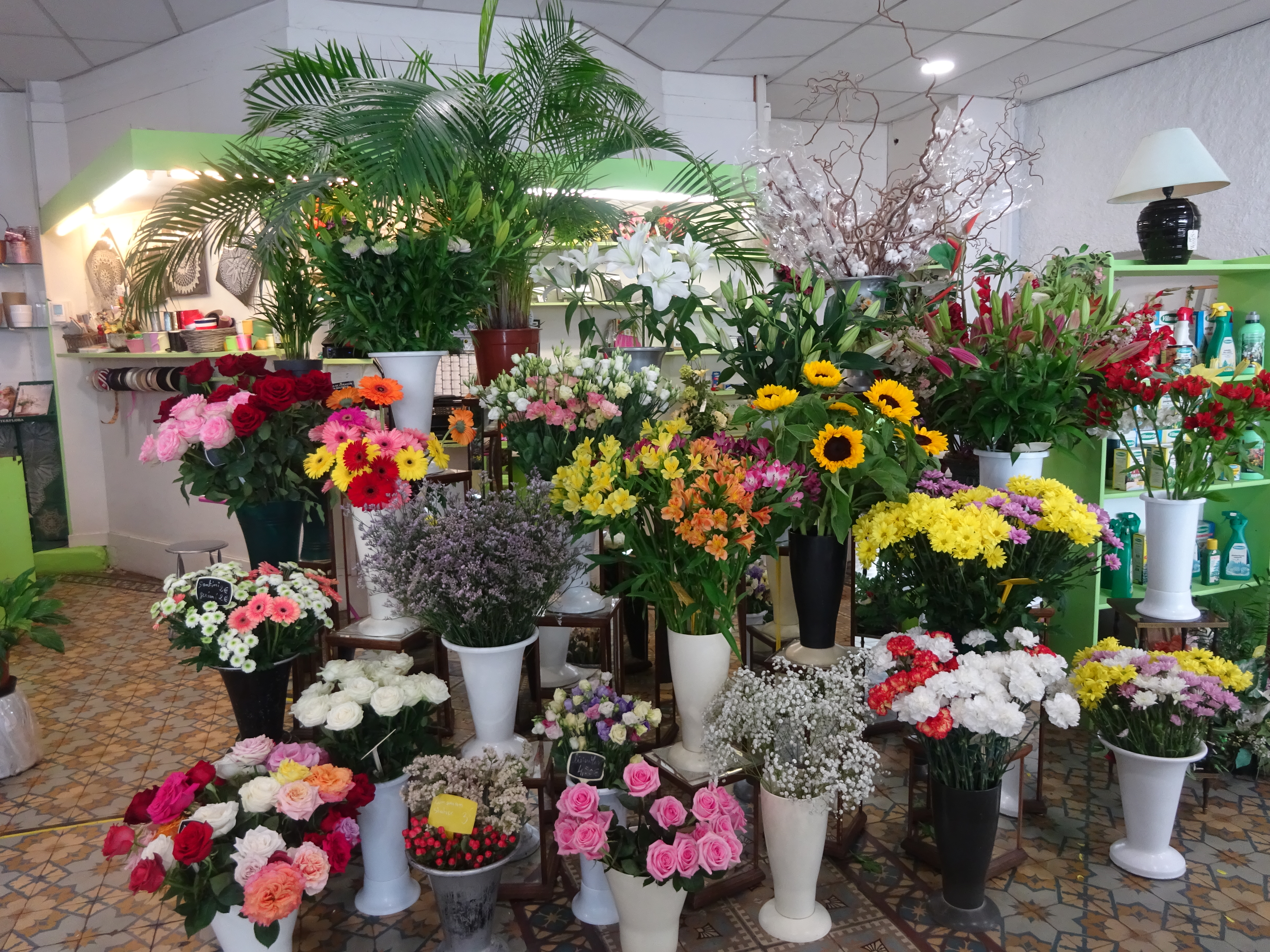 Affaire tenue 33 ans, très bien située. Ville historique et dynamique.
Chalandise : 10 000 habitants.
Clientèle agréable et fidélisée.
Surface : 100 m²
Vitrine : 12 m
CA stable : 130 000 €, très faible loyer : 700 €.
Possibilité achat des murs.