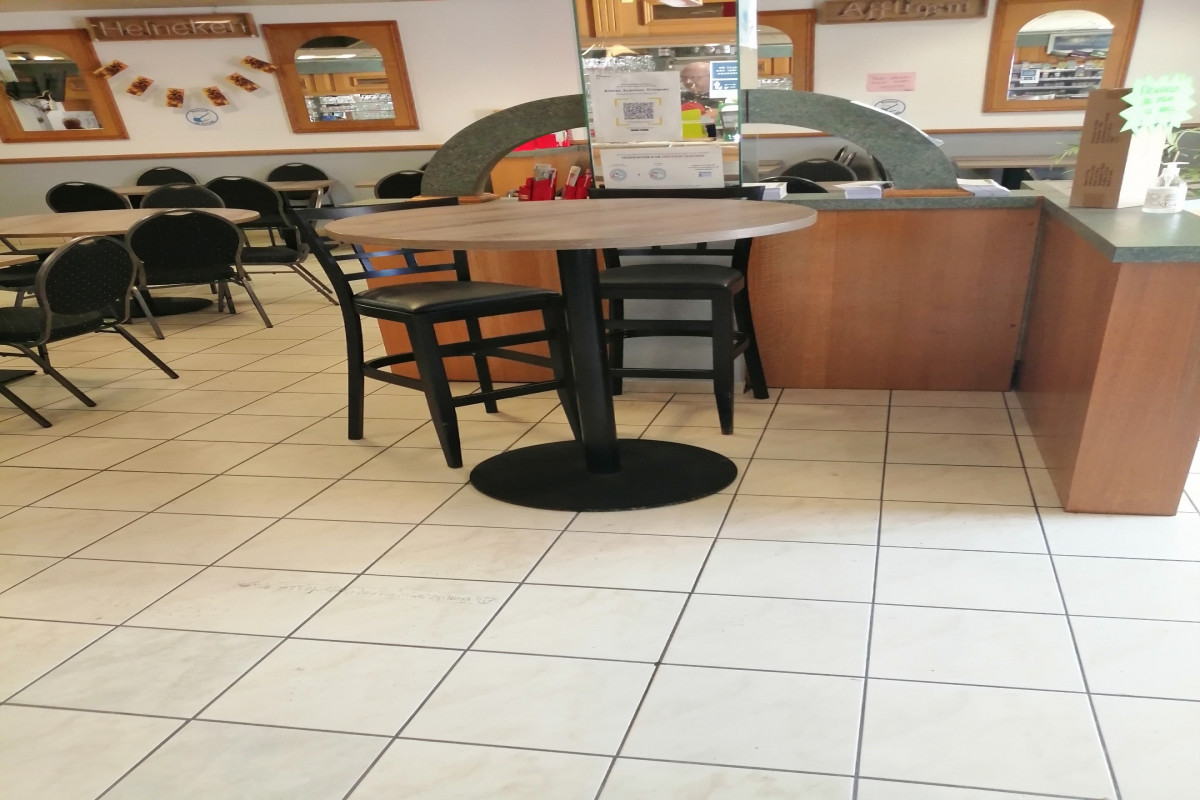 Vend fond de commerce tabac pmu française des jeux colis mondial relay & café
très bonne rentabilité, libre de brasseur, capacité assise 70 places 
Possibilité de faire snack ou brasserie 
Habitation à l'étage en location comprenant 5 chambres, 2 salles de bain