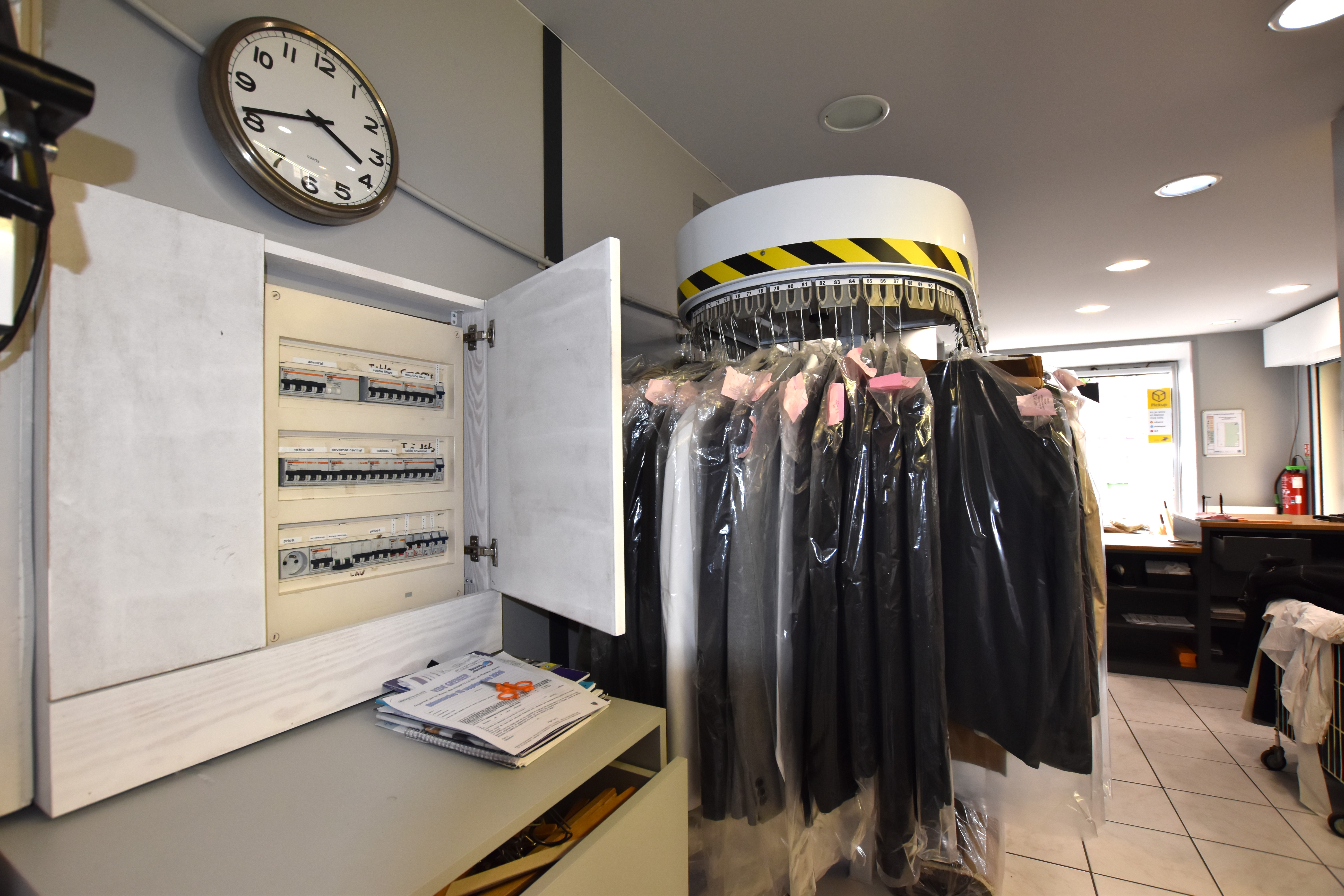 RARE A LA VENTE - FOND DE COMMERCE // Les Essarts-le-Roi - 78690 //

David et Kim ont le plaisir de vous présenter une opportunité exceptionnelle d'acquérir un fonds de commerce de pressing idéalement situé au cœur du centre-ville.

Cet établissement prospère bénéficie d'un emplacement stratégique et d'une clientèle fidèle.

L'établissement se distingue par son emplacement de choix, attirant une clientèle régulière et nombreuse. Il offre également un potentiel de croissance avec la possibilité de développer davantage l'activité existante.

L'établissement comprend une surface commerciale de 17,55 m², avec une vitrine donnant sur rue, dédiée à l'accueil des clients. De plus, il dispose d'un espace de travail d'environ 33 m², aménagé pour une efficacité optimale, ainsi qu'un WC indépendant.

Le bail en cours (bail 3/6/9) autorise diverses activités, notamment le pressing, la blanchisserie, la laverie, la cordonnerie et la mercerie. Le loyer s'élève à 1 492 € par mois.

La vente inclut deux grandes machines à laver et sèche-linge de 23 kg chacune, une table à détacher, une machine à laver standard, une table à repasser industrielle datant de deux ans, ainsi que diverses penderies, grandes étagères, un tourniquet pour vêtements et un bar d'accueil avec caisse.

Ne manquez pas cette opportunité unique de reprendre un commerce florissant avec un potentiel de développement.

Contacter votre DUO Essartois : David et Kim, vos Responsables Secteurs des Essarts-le-Roi/Lévis Saint Nom. Disponible pour VOUS 7J/7 au 06.76.08.50.55/06.74.63.97.71.

Les informations sur l’état des risques et pollution (ERP) auxquels ce bien est exposé sont disponibles sur le site Géorisques : www.georisques.gouv.fr.

La présente annonce immobilière a été rédigée sous la responsabilité éditoriale de Mr ANTONIO David, RSAC VERSAILLES n° 795063999