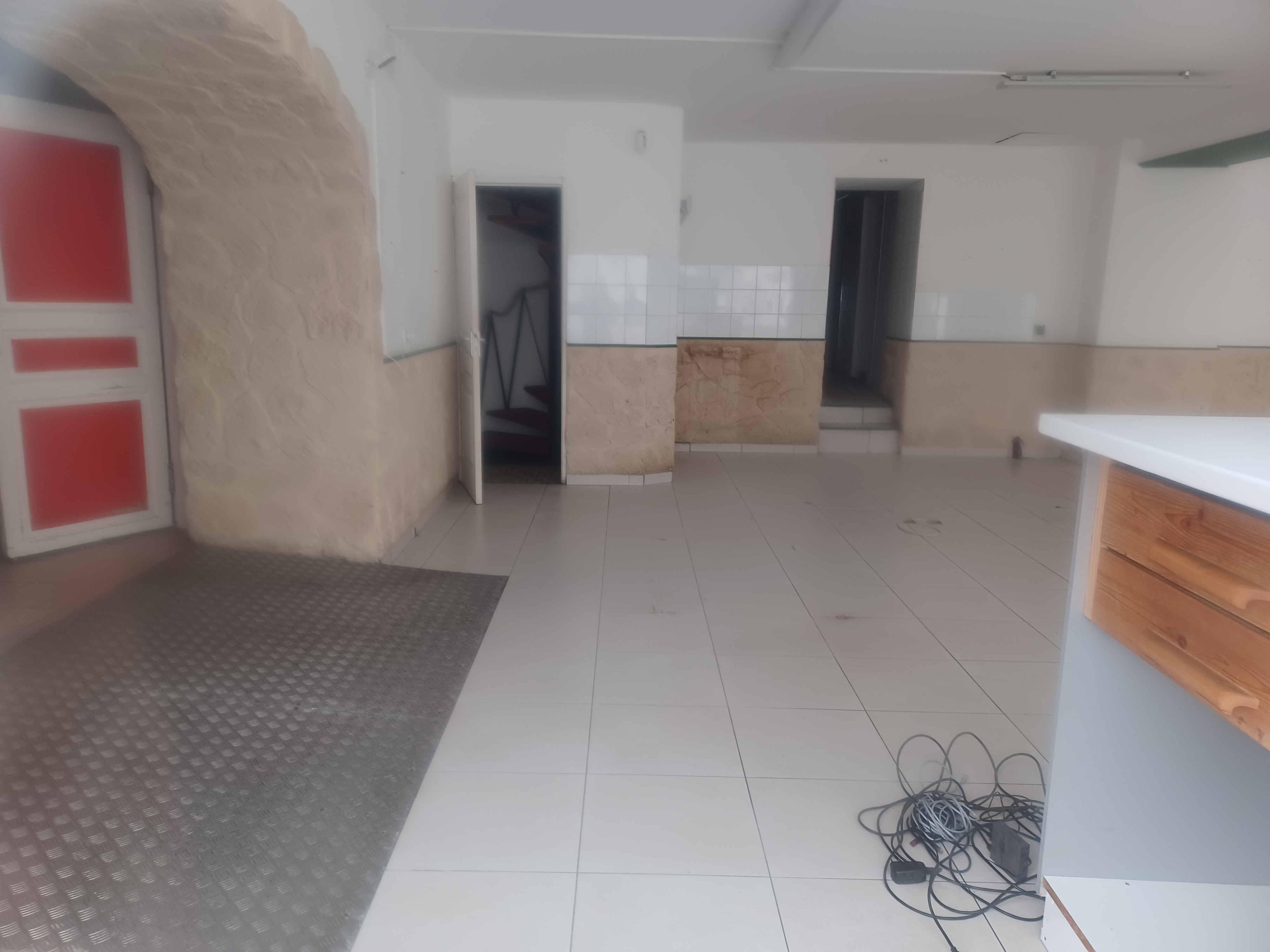 Boutique avec du potentiel, Bien située dans la rue principale qui est une départementale tres fréquentée et avec un parking proche, Située Proche de la place de la mairie ou il y a un marché 2 fois par semaine. 
Nous sommes dans un petit village très agréable avec beaucoup de commerçants. Nous avons tout pour la santé pharmacie médecins infirmieres kiné... les écoles maternelles, primaires,  collège et une crèche.
Cette boutique était très fréquentée avec un bon chiffre d'affaires.
Le prix comprend la boutique principale, l'appartement de 3 pièces situé au dessus et frais d'agence compris. 
Il faut s adresser à l'agence IAD Immobilier photo plus bas. 06 38 95 64 01. Ou à la responsable de l'annonce. 
Nous aimerions que cela reste une boucherie charcuterie traiteur car cela manque beaucoup aux habitants depuis cette fermeture.
Merci.