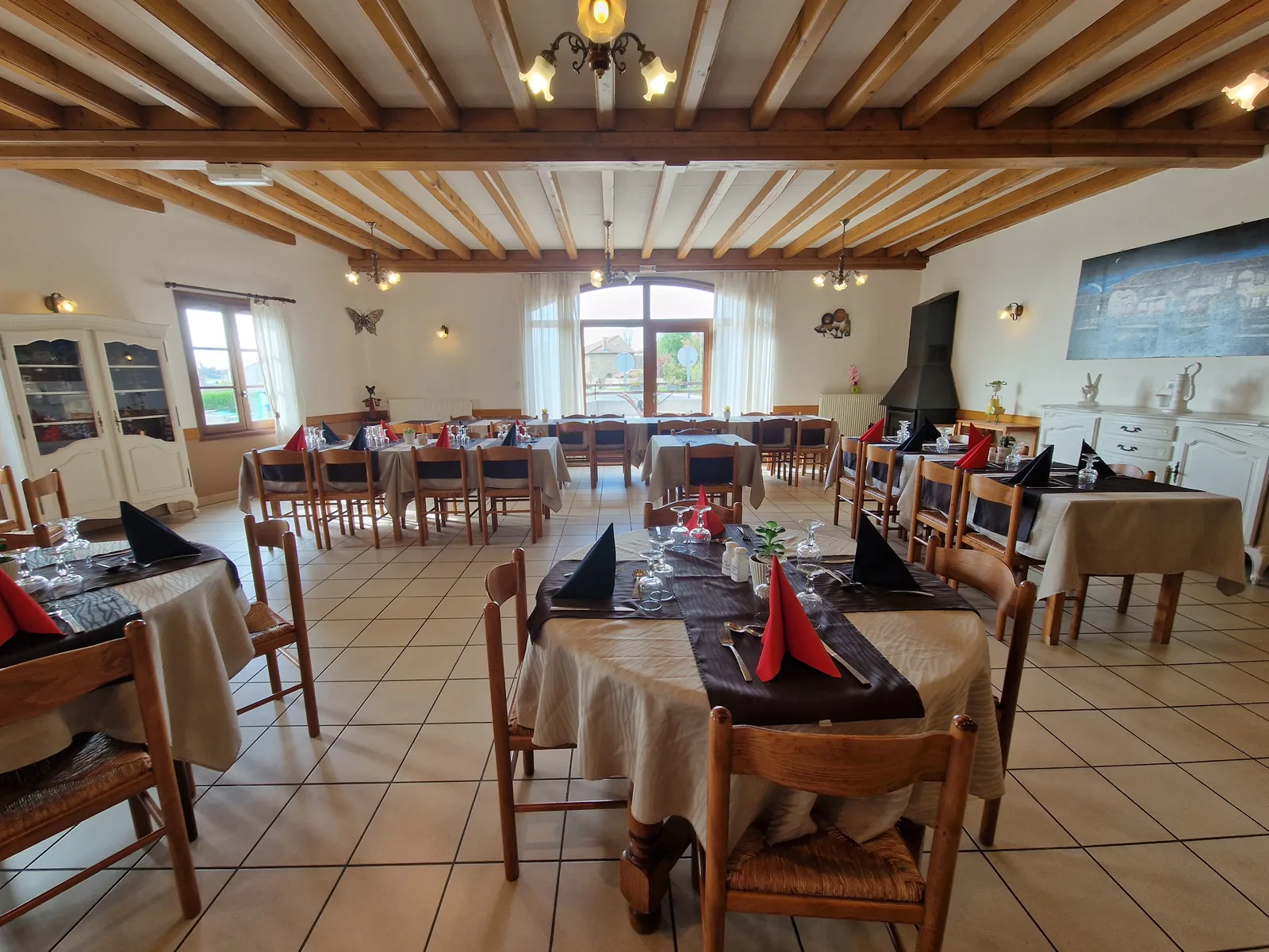 À céder, fonds de commerce de restaurant-bar exploité depuis 2007, situé au cœur des “3 terres”, au carrefour de la Haute-Loire, du Puy-de-Dôme et de la Loire. L’établissement bénéficie d’un environnement de passage intéressant et d’une clientèle locale fidèle, dans une zone de chalandise élargie par la proximité de plusieurs départements. L’activité bar avec licence IV et l’activité restaurant sont bien séparées par la cuisine, ce qui offre une organisation fonctionnelle et confortable. La salle de restaurant est très grande, avec une
capacité d’environ 60 à 65 couverts, et un agencement adapté à une restauration traditionnelle ou conviviale. Le fonds est exploité avec du matériel professionnel (four à pizza, four vapeur, chambre froide, etc.) permettant une reprise dans de bonnes conditions. À ce jour, l’activité n’est pas pleinement exploitée, l’ouverture étant principalement concentrée sur les services du midi, ce qui laisse de réelles perspectives de développement sur les soirs, les week-ends ou des prestations complémentaires. Le local est exploité dans le cadre d’un bail commercial 3-6-9, la mairie étant propriétaire des murs. Le loyer annuel est d’environ 6.445 € HT. Un logement de fonction T3 d’environ 90 m² est également disponible pour un loyer de 220 €. Il existe par ailleurs un potentiel d’évolution vers une activité de chambres d’hôtes, sous réserve de travaux et d’aménagement des chambres. Prix de vente : 49.000 €. Atouts de l’entreprise : ·Emplacement stratégique au carrefour de trois départements. · Clientèle locale fidèle et passage régulier. · Activité bar et restaurant
bien distinctes et fonctionnelles. · Grande salle de restaurant. · Licence IV incluse. · Matériel professionnel en place. · Activité non pleinement exploitée, donc fort potentiel de développement. · Possibilité d’ouvrir davantage en soirée et le week-end. · Logement de fonction T3 disponible à faible loyer. · Potentiel de développement en chambres d’hôtes. · Mairie propriétaire des murs. · Possibilité
d’accompagnement par le cédant. L’entreprise est exploitée en entreprise individuelle. Le cédant part à la retraite et souhaite transmettre son affaire dans de bonnes conditions, avec la possibilité d’un accompagnement du repreneur pendant environ 3 mois. Un Renault Kangoo de 2019 pourra également être cédé en supplément du fonds si nécessaire. Merci de vous adresser au conseiller CCI pour étudier les subventions possibles en cas d'investissements (rénovation, matériel, mobilier etc.).