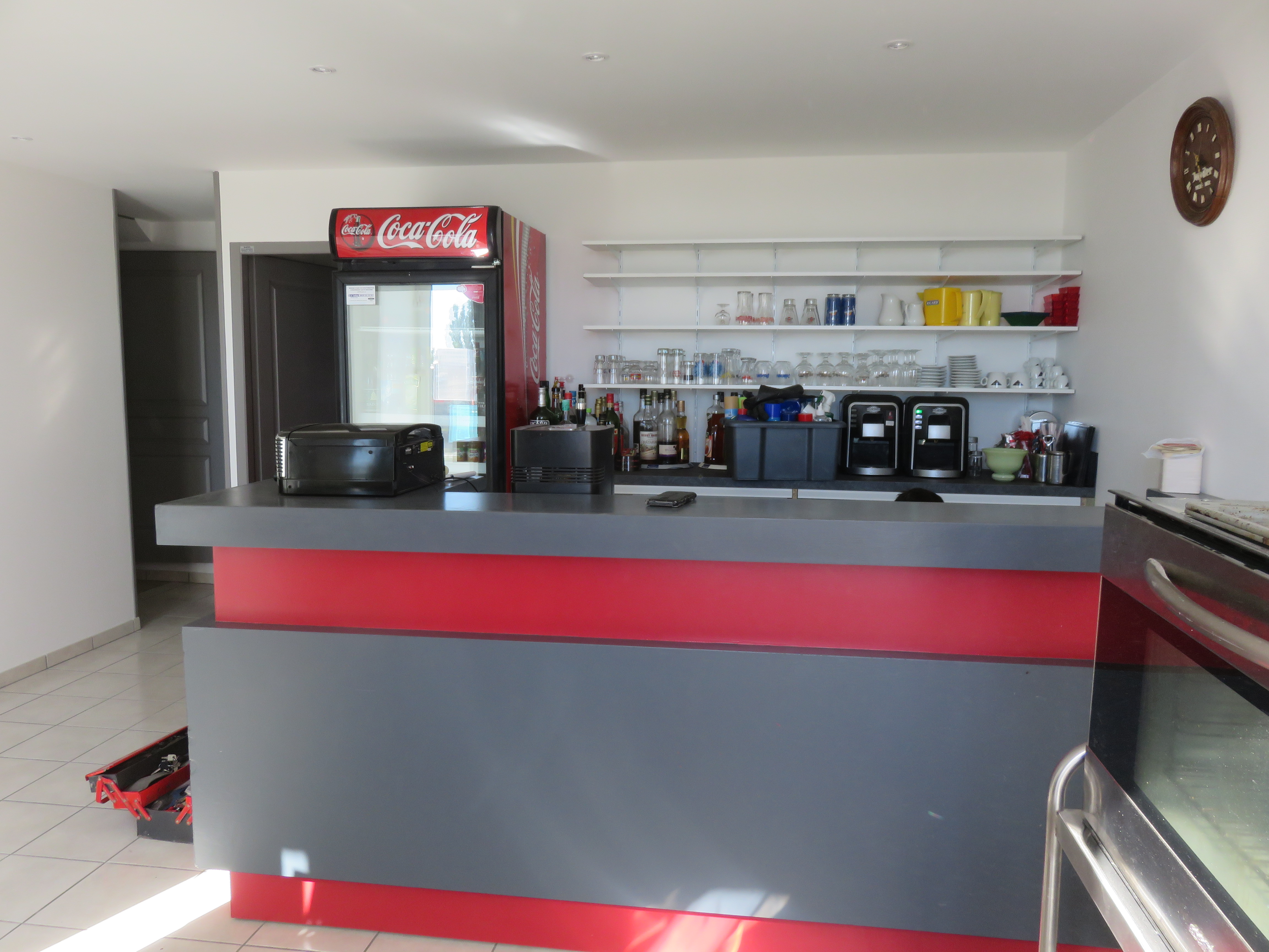 Bar, restaurant au cœur du Cézallier, situé dans la commune d’Anzat le Luguet (1125 m).

Le bâtiment abritant le bar restaurant a été entièrement rénové en 2016-2017. Le logement est non meublé. Le chauffage central est raccordé au réseau de chaleur municipal à bois déchiqueté. Le bâtiment comprend :

-	Au rez-de-chaussée : bar, restaurant et cuisine équipés partiellement de matériel professionnel. (88 m²). La salle peut accueillir environ 40 couverts, 1 terrasse, 1 parking. 
-	Au 1er étage : logement des gérants composé d’un studio avec coin cuisine et salle à manger-salon.
-	Aux 1er et 2ème étage : 5 chambres avec sanitaires, pour la location en chambres d’hôtes.

La Licence IV est fournie.

Loyer de 500€ TTC.

A 50 m, salle polyvalente pour repas de 120 personnes. 

Nombreux passages pour la restauration, et la commune abrite beaucoup de chemins de randonnée (voir site internet de la commune) et un local appelé « maison du Signal » point de départ pour des activités nordiques et autres (1300 à 1550 m d’altitude). 
Aire de camping-car, borne de recharge véhicule électrique. Station-service 24/24 h
La commune d’Anzat le Luguet, à 35 mn de l’A75, est située au cœur des montagnes du Cézallier au sein du Parc Naturel Régional des Volcans d’Auvergne, proche du Parc Animalier d’Auvergne situé à Ardes sur Couze.
En plus de la nature et des sites particuliers qui attirent les touristes, la commune et les associations organisent des animations toute l’année pour tout public (marché de pays, nuit des étoiles, nuit des églises, concerts, etc....).