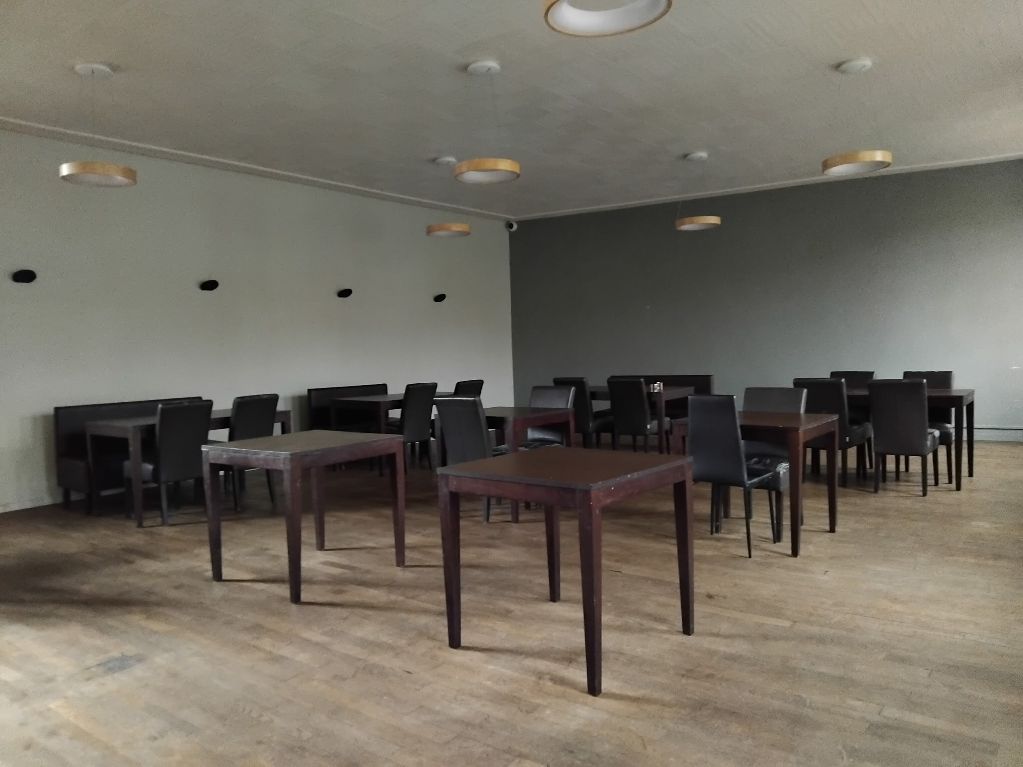 En cœur de bourg, le long de la RD996 reliant l’Allier au sud-Est de la Creuse.  L’emplacement est facilement identifiable et accessible, avec un passage régulier lié à la traversée du bourg et à la circulation locale.
L’activité est entièrement à imaginer !

Le bâtiment permet de développer :
· Une activité de bar de proximité ;

· Un restaurant ou toute forme de restauration (traditionnelle, locale, événementielle, thématique, cuisine du terroir, restauration de groupe) ;

· Une activité d’hébergement touristique (maison d’hôtes, gîte, accueil de randonneurs, hébergement familial, résidence de tourisme) grâce aux espaces disponibles aux étages ;

 · Une activité mixte et polyvalente associant restauration, événementiel, hébergement, animations culturelles ou activités de loisirs ;

· Toute initiative complémentaire au dynamisme local (espace coworking, brunchs, ateliers culinaires, soirées thématiques…).

Le bâtiment offre une configuration exceptionnelle pour un projet complet ou pluriel :

- Espace bar d’une capacité de 10 couverts ;

- Cuisine professionnelle entièrement équipée (liste des équipements sur demandes);

- Grande salle de réception pouvant accueillir entre 80 et 100 couverts ;

- Deuxième salle avec véranda, capacité 20 à 25 couverts ;

- Hébergement potentiel avec deux étages comprenant :

 => 5 chambres au premier étage,

=>  3 chambres au second étage ;

- Appartement indépendant, idéal pour les gérants ou pour une location complémentaire ;

- Travaux de rénovation à prévoir, avec prise en charge par la mairie du changement des fenêtres et de l’isolation par l’extérieur ;

 

Les modalités de mise à disposition du bâtiments sont flexibles :

- Bail emphytéotique avec possibilité d’achat au bout de 20 ans,

- Ou bail commercial classique.

L’intégralité des équipements de la cuisine sont disponibles à la vente uniquement dans le cadre de la reprise du commerce (possibilité de crédit-bail).


 À propos du territoire :

 Idéalement situé au carrefour du Plateau de Millevaches, de l’ancien bassin minier creusois et du département Marche et Combraille.

Ce territoire rural de 50 communes pour 13 500 habitants est à la fois une porte d’entrée et une vitrine de ce que la Creuse a à offrir.

La commune de Rougnat, située en Creuse au cœur de la région Nouvelle-Aquitaine, offre un cadre de vie rural de qualité, paisible et attractif.

Implantée dans un environnement naturel préservé, elle bénéficie d’un positionnement stratégique entre l’Auvergne et le Limousin, à proximité de centres d’activité comme Évaux-Les-Bains et Auzances.

Son territoire accueille une population locale fidèle et un flux touristique saisonnier lié à la randonnée, à la nature et aux activités de plein air.

 
Les aides économiques disponibles

Lors de la reprise de ce commerce, accompagnés par nos chargés de mission, vous pourrez vous rapprocher de la Région Nouvelle Aquitaine pour candidater à l’obtention d’aides sous forme de subvention pour des investissements matériels.

Les taux et conditions d’éligibilité sont définis selon un règlement d’intervention et peuvent être amenés à varier entre la parution de cette offre de reprise et votre prise de contact. Renseignez-vous auprès de ces organismes.

 Marche et Combraille en Aquitaine via le dispositif ACP :

          - 30% avec un plafond d’aide de 22 500 € avec un montant minimum de   dépenses de 1 500€.

 Région Nouvelle - Aquitaine :

          - 50% maximum avec un minimum de 8 000 de dépenses éligibles.

 Initiatives Creuse :

         - Prêt d’honneur à taux 0, en complément d’un prêt bancaire.