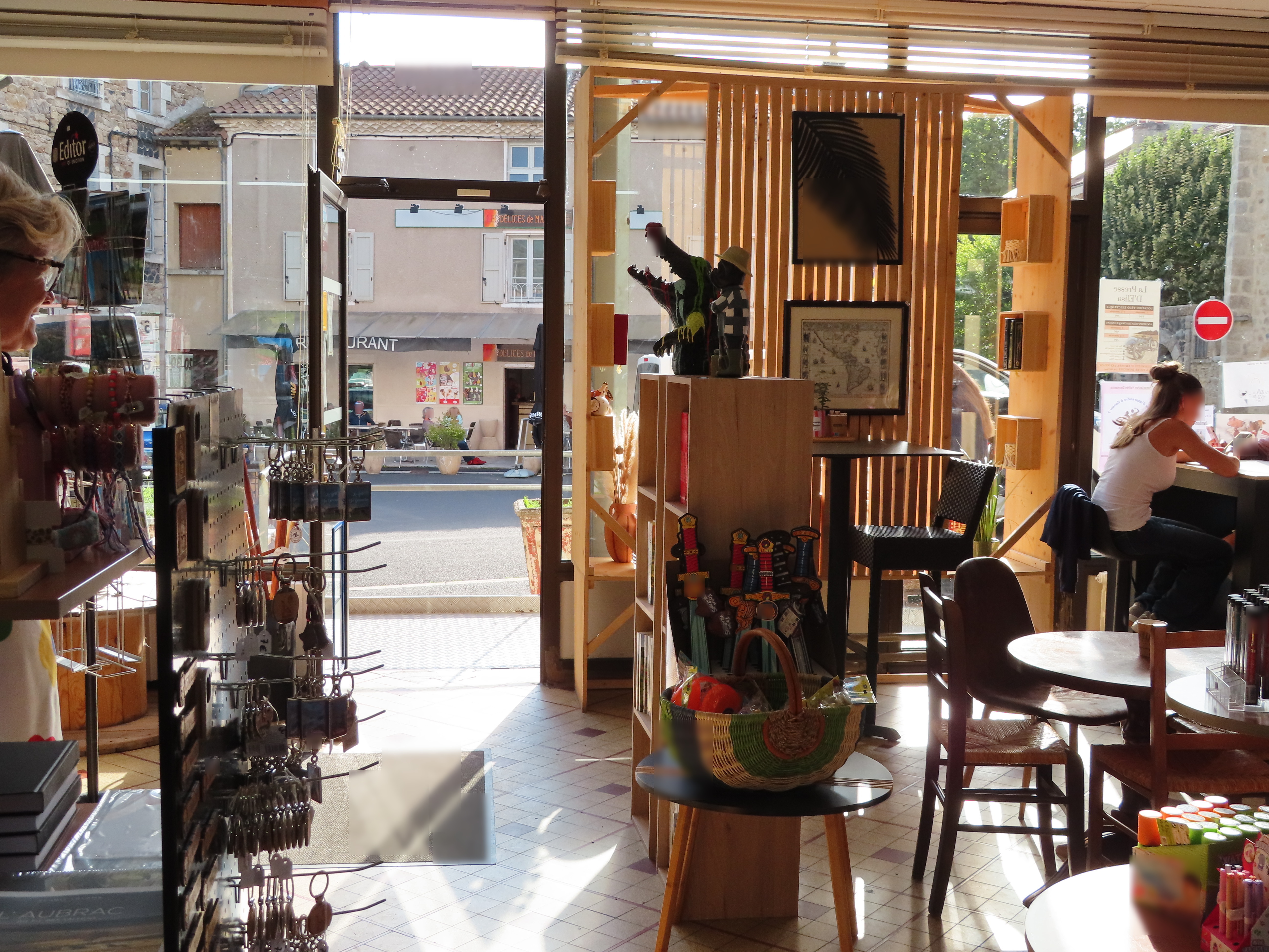 A reprendre, commerce proposant une gamme variée de services : vente de tabac, distribution de la Française des Jeux, presse, livres de Poche, carterie, livres et jeux pour enfants, objets déco – cadeaux, snacking.
Situé en cœur de village (environ 700 habitants), sur un axe passant, le magasin dispose d’un excellent emplacement alliant visibilité et accessibilité. Grand parking situé à proximité directe.
 
Le magasin, entièrement agencé et aux normes en matière de sécurité et d’accessibilité,  dispose d’une surface de vente de 56 m², d’une réserve de 20 m² et d’une petite terrasse (capacité d’accueil : 10 personnes). Un espace « snacking » composé de deux mange-debout et d’une table permet d’accueillir 8 personnes et de créer un espace de convivialité au sein du magasin. 

Aucun salarié à reprendre. Possible accompagnement des repreneurs.