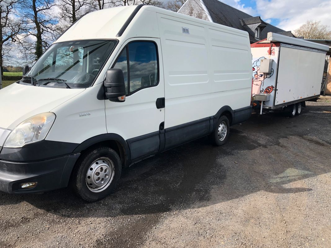 Remorque Rôtisserie 3 tonnes avec 3 rôtissoires (64 poulets), chambre froide à l’arrière de la remorque et compartiment gaz ; camion frigorifique ; camion Iveco pour tracter. Inclus dans la vente, tout le nécessaire pour travailler, table de marché, vitrine … ainsi qu’une chambre froide de 3m², tout le matériel de laboratoire, ….

En activité depuis plus de 12 ans, avec fort potentiel de développement (actuellement 2 marchés par semaine, seulement le samedi Yvetot, et le dimanche Sotteville-les-Rouen. 
Affaire saine en constante progression, bilans à l'appui. 
Nous proposons un accompagnement afin de pérenniser la passation (emplacements, recettes, clientèle et fournisseurs.) 

Afin de ne pas perdre de temps inutilement, pour vous comme pour nous, les différentes pièces comptables et autres seront transmises si dossier sérieux (justification de financement). 

Si vous êtes intéressés, c'est avec plaisir que nous vous fournirons d'autres informations et que nous vous proposerons notre aide et partagerons notre expérience pour un bon départ. Le commerce n'est pas à vendre en pièces détachées.