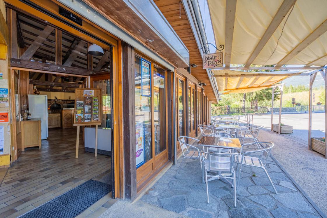 Etant à la retraite je vends fond de commerce de Bar,Tabac,FDJ,Restaurant,Pizzéria avec four à bois.
Idéalement situé entrée du village de Selonnet avec grande place de parking.
Terrasse bar à l'avant du commerce et terrasse restaurant l'été en pelouse.
Clientèle locale et touristique été et hiver proche de stations de ski.
Matériel complet en bon état.Capacité 45/50 couverts.
Labélisé " Bistrot de pays "