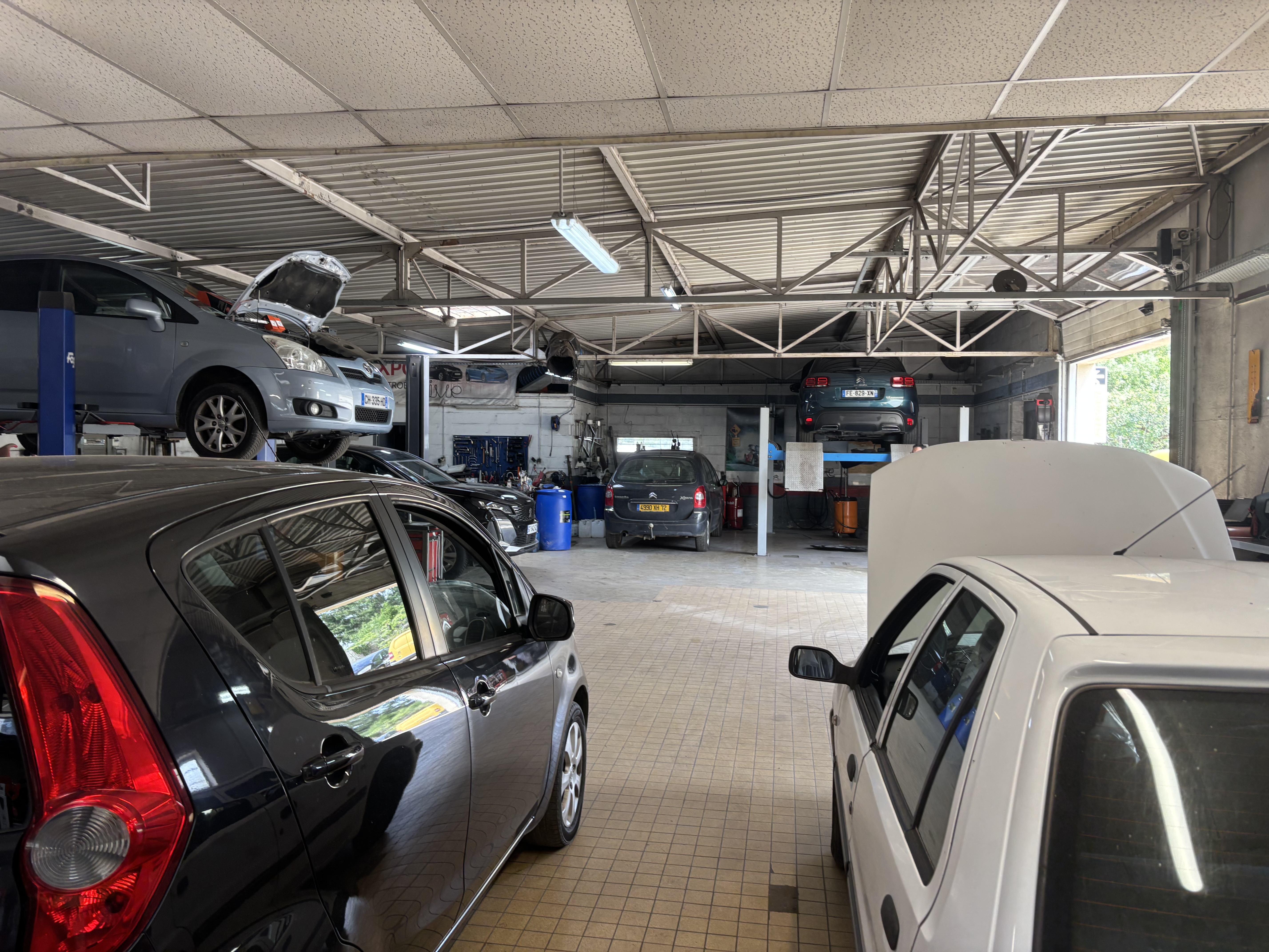 a vendre fond de commerce GARAGE CITROEN depuis le 04/08/1997  Cause départ retraite de un des 2 associes
Nous sommes  situé dans le village en centre ville et  en face du chateau 
nous avons 02 salaries autonome et un depuis 25 ans pour la carrosserie c'est en sous-traitance  Nous possédons 02 bornes recharge électrique +  appareil 
charge clim r134 et 1234 YF 03 ponts  donc 02 de colonnes   + appareil Géometrie neuf