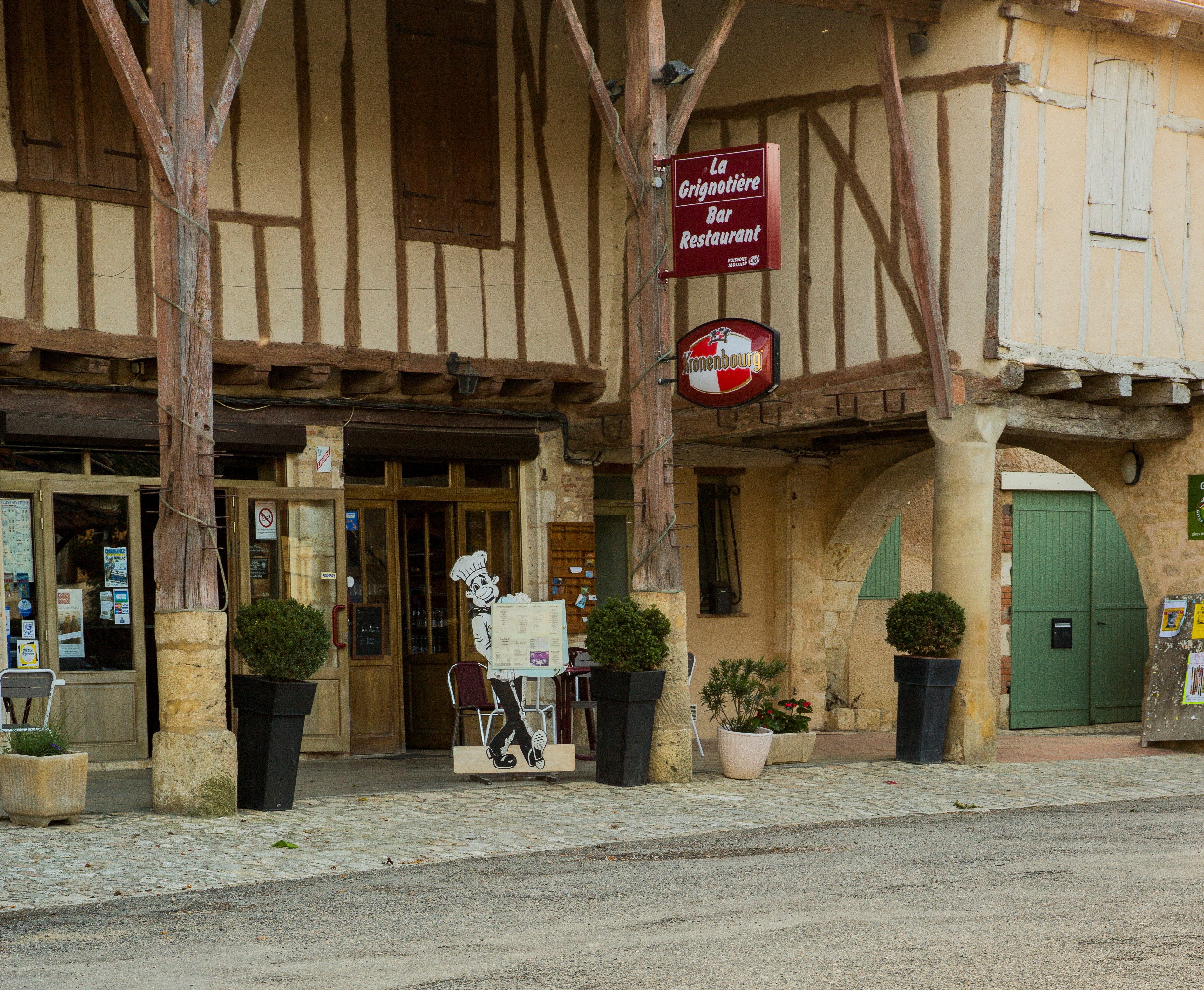 Fonds de commerce "Bar et Restauration" à Monfort (Gers)
Le restaurant La Grignotière, une institution locale avec une activité lucrative de bar et une licence IV. Idéalement situé dans le village historique de Monfort, très prisé des touristes et des habitués.

Un outil de travail clé en main pour un projet de vie : Cet établissement dispose d'une excellente réputation et est en pleine activité. Il est parfait pour une acquisition immédiate, sans nécessité de travaux, grâce à une cuisine professionnelle fonctionnelle. Sa grande capacité d'accueil de 50 à 70 couverts est un atout majeur, avec :

- Une terrasse sous les arcades pour les beaux jours
- Une grande salle intérieure, idéale pour les groupes et les événements privés

Le dynamisme du village, avec ses activités locales, son école primaire et ses commerces, représente un fort potentiel de développement du chiffre d'affaires, parfait pour un projet familial.

Détails de l'offre
Fonds de commerce : 125 000 €
Loyer mensuel : 1 300 €, incluant le bar, le restaurant et un appartement T4 de 80m² situé au-dessus, idéal pour un logement de fonction.

Ce fonds de commerce est une véritable opportunité pour un projet de vie, offrant un outil de travail rentable et opérationnel dans un environnement touristique et familial.