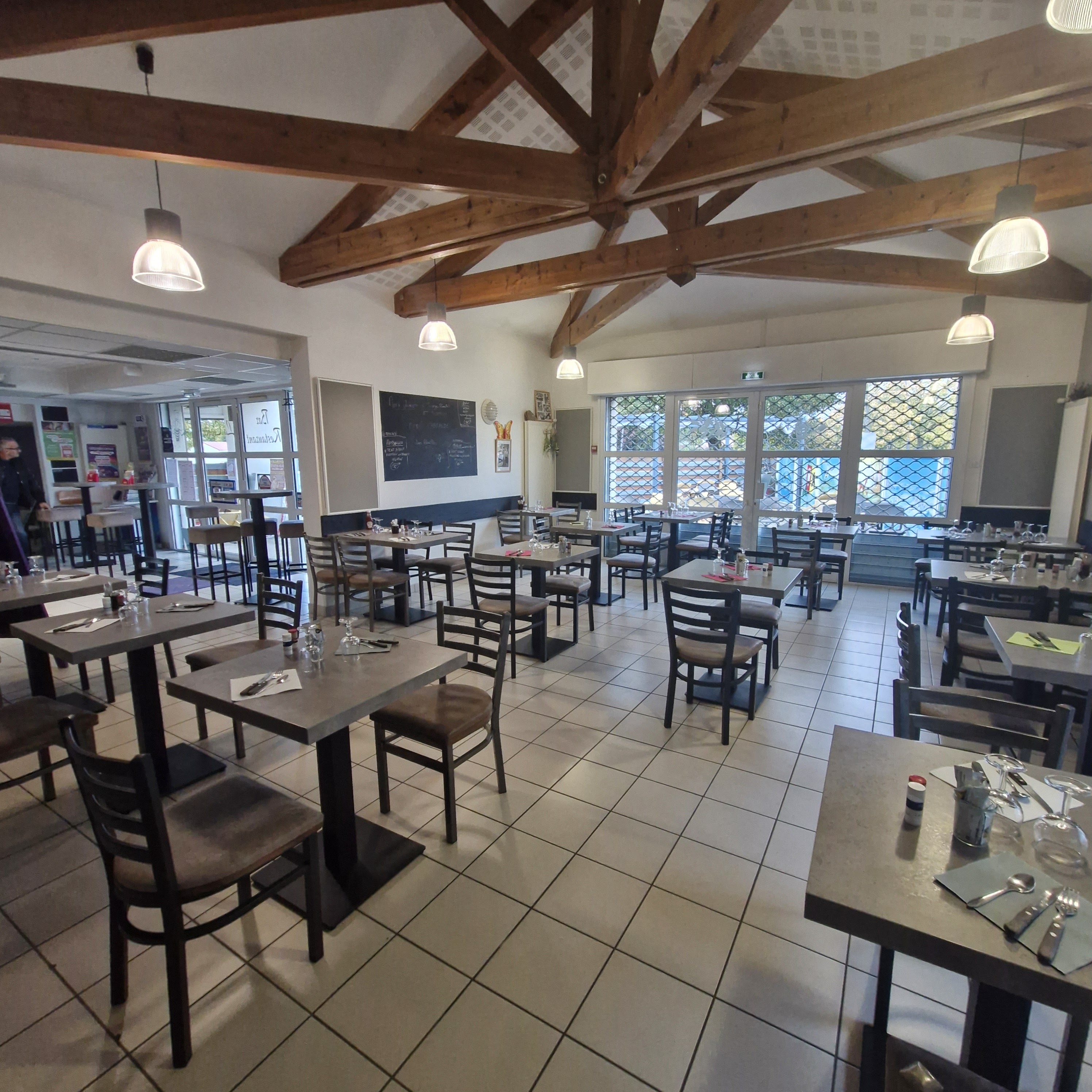 Vente bar restaurant cause retraite 40 couverts jours en moyenne 1 salle 40 places, salle 80 places une terrasse 30 place, une cuisine tout équipé. Pas de travaux à prévoir. Loyer 860€/mois CA 131000 HT en 2025  surface 2100M2 tout au norme (entrée, WC ) prix 55ooo€