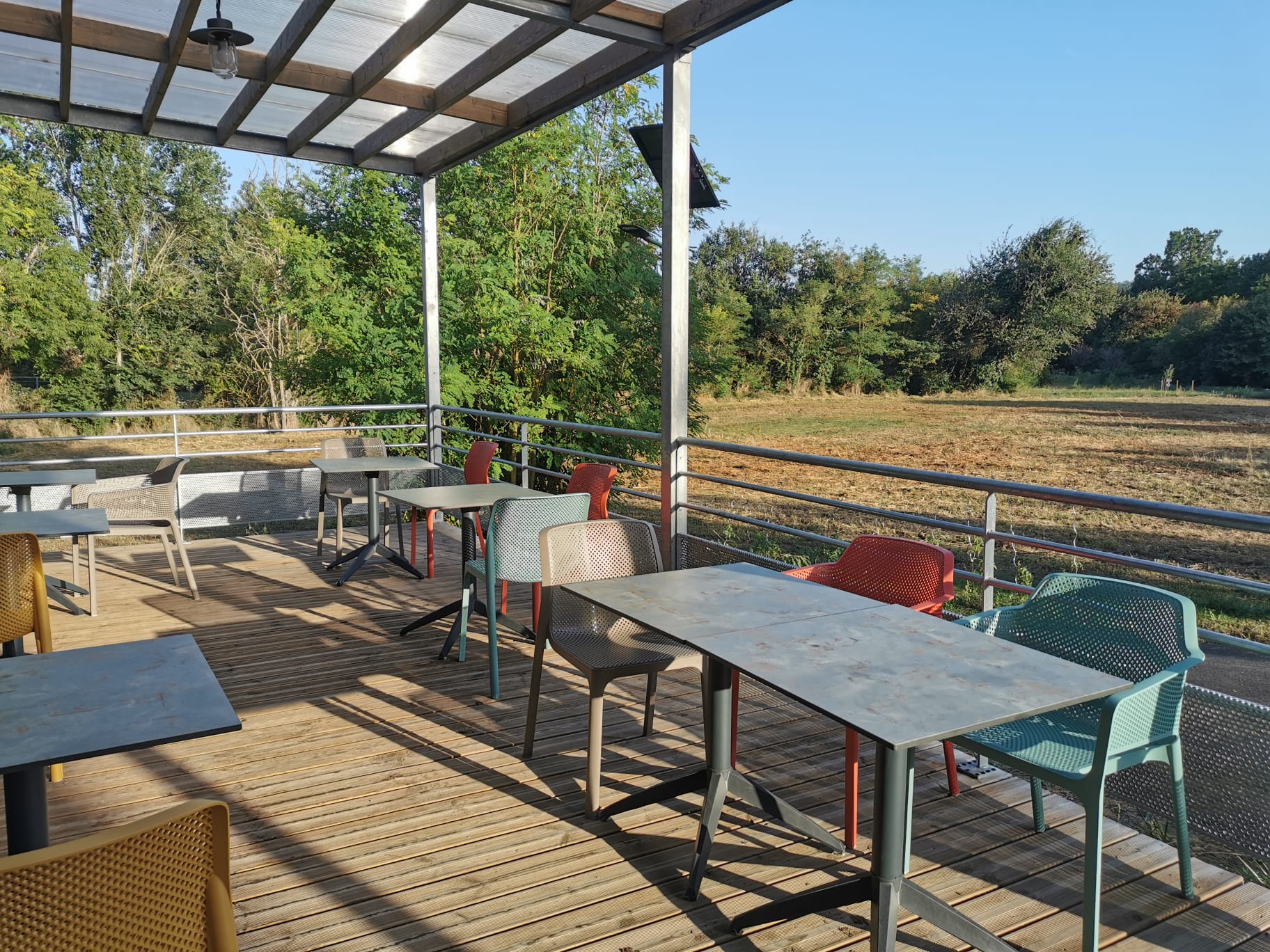 Nous proposons à la reprise un bar-restaurant bien situé au centre du village, idéalement placé pour attirer une clientèle variée. Ce lieu chaleureux et convivial est actuellement exploité avec un service de cantine le midi, offrant une base solide pour développer et dynamiser l’affaire.
La salle de restauration fait 120 m2 et la terrasse 80 m2.

Nous recherchons un repreneur motivé et dynamique, avec une expérience dans la restauration et une vision claire pour développer et animer ce lieu. Une connaissance du marché local et une capacité à innover seront des atouts majeurs.

La cuisine professionnelle est entièrement équipée, le mobilier de salle en très bon état. Tous le matériel, mobiliers et ustensiles sont présents. Un équipement multimédia est également installé.

Une affaire prête à démarrer sans investissement.

Ne manquez pas cette opportunité de reprendre un établissement avec un fort potentiel de croissance et de devenir un acteur clé de la vie locale !
Pour plus d'informations ou pour organiser une visite, n’hésitez pas à nous contacter.
