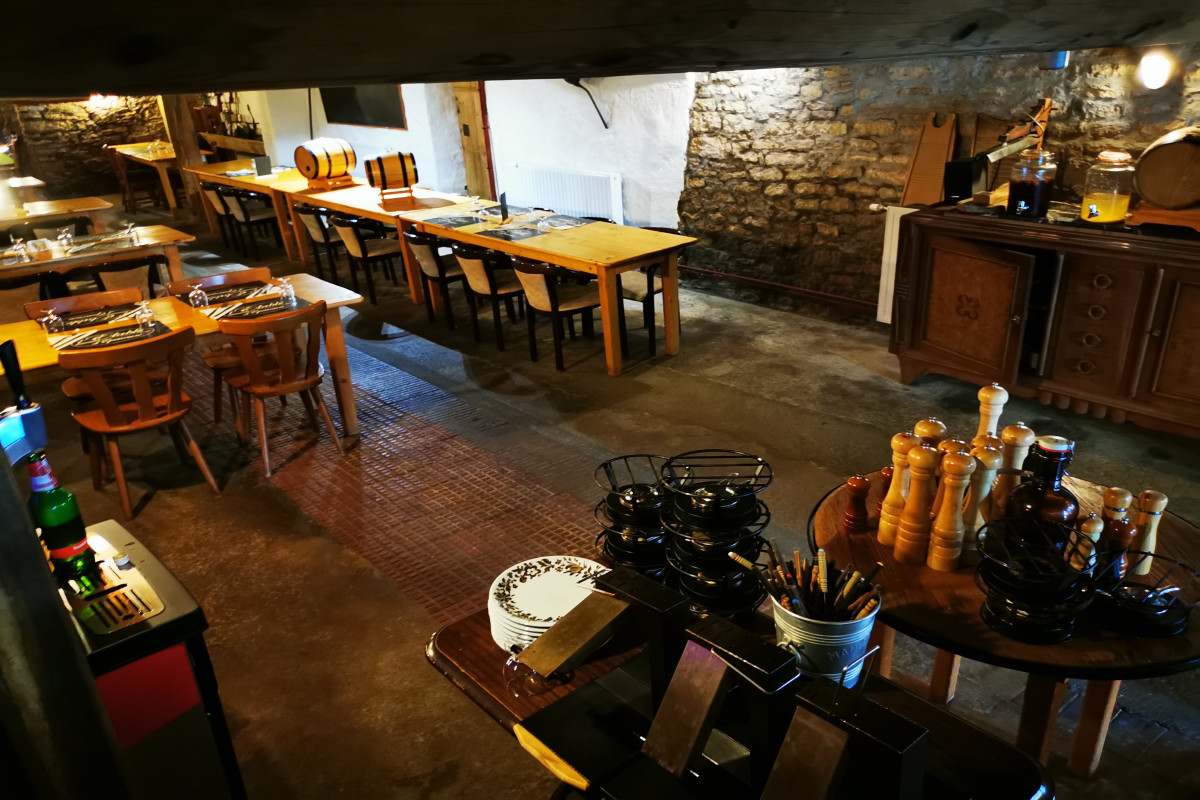 Fond de commerce Restaurant de 70 places  et 30 en terrasses.  A vendre dans un petit village. LicenceIV. Bonne possibilité et chiffre d affaire de 130000 e HT.