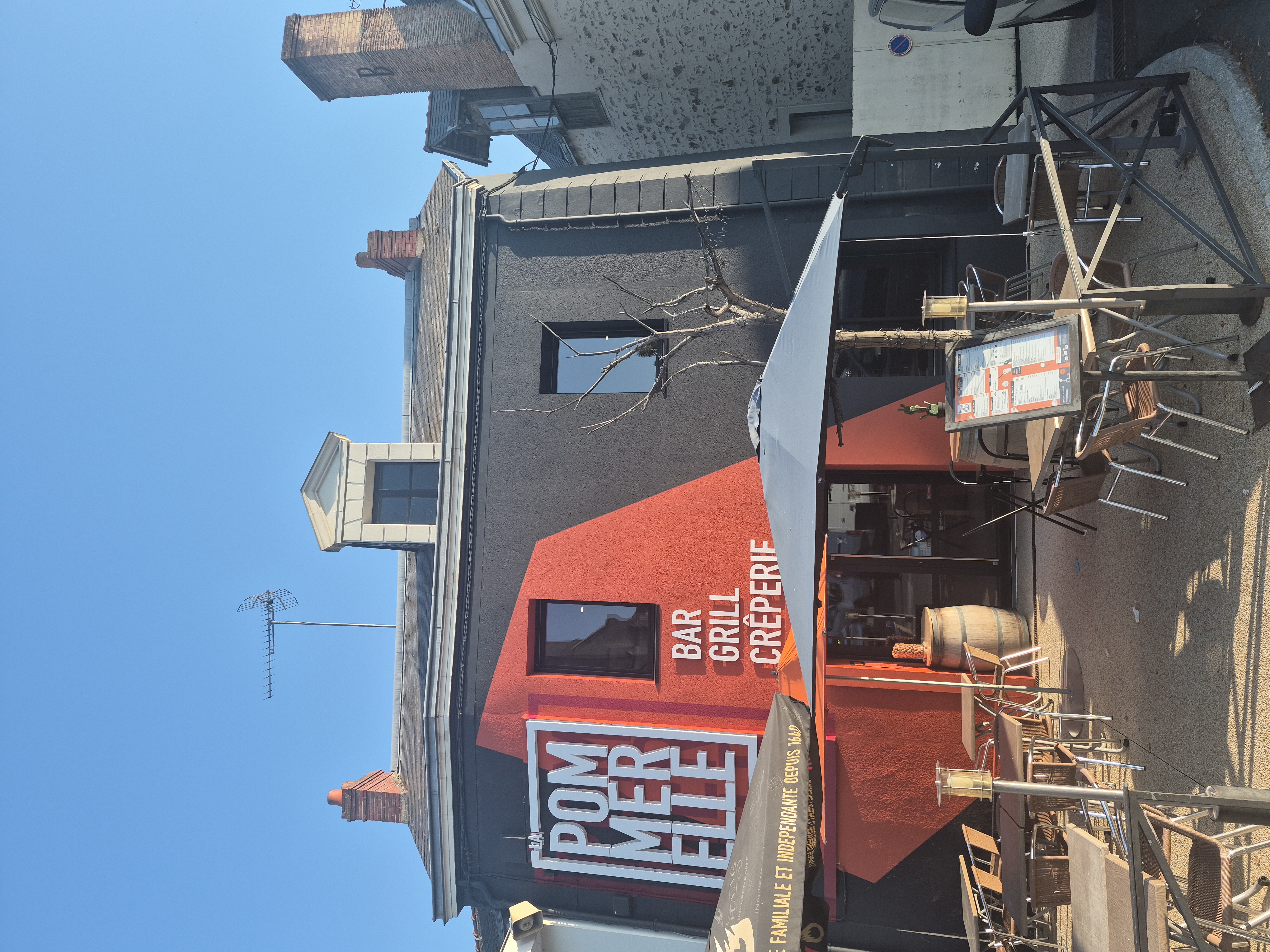 A vendre Bar, crêperie dans une commune dynamique de 5000 habitants proche des bords de Loire.
Bâtiment rénové à neuf. 70 places et une terrasse de 30 couverts. 
Cuisine irréprochable avec matériel très récent. 
Un studio est disponible dans le bâtiment.
L'ensemble du bâtiment est climatisé (et également le studio), très agréable pour travailler.
Loyer attractif. 
Possibilité de négociation.
Nous pouvons accompagner pour la transmission, idéal pour un jeune couple, fort potentiel à développer sur la partie bar. Pas de pur bar dans la commune. Crêperie de Bonne renommée. 
Emplacement numéro un, parking et visibilité.