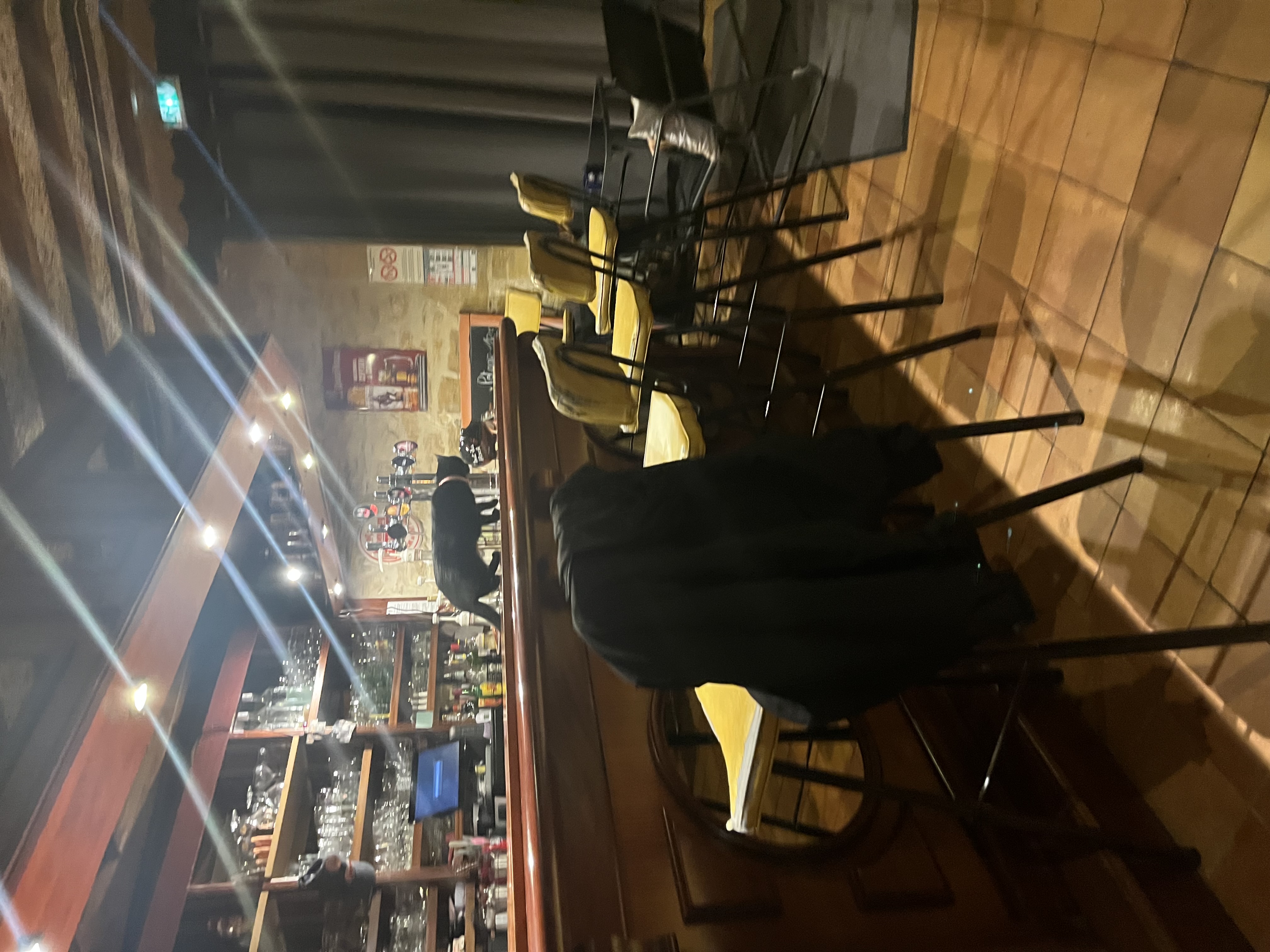 Ce café restaurant traditionnel et familial est à reprendre dans le centre bourg du charmant village de Duravel. Localisé en plein centre sur un axe très passant, le restaurant a développé une clientèle, principalement locale, avec une forte activité saisonnière. Des soirées à thème et évènements spécifiques attirent une clientèle régionale.

Le restaurant est composé d'une salle charmante de 120 m² avec bar, une capacité d'environ 80 couverts. Deux belles terrasses équipées d'un barbecue peuvent accueillir en saison 70 couverts en extérieur. Cuisine équipée et fonctionnelle. Licence IV.
Le restaurant fait actuellement, en moyenne, un chiffre d'affaires de 190 à 200k € par an.

Le bar restaurant fait partie d’un ensemble immobilier à fort potentiel, environ 400m² de surface au total. Un projet global de chambres d’hôtes ou de locations (saisonnières ou à l’année) est envisageable au-dessus du restaurant. L’immeuble étant anciennement un hôtel, l’étage est composé de 7/8 pièces qui pourraient être reconfigurées pour un usage locatif, globalement en bon état mais nécessitant un rafraichissement.
Un deuxième appartement individuel de 80m² jouxte le bâtiment principal, composé d’une cuisine, salle de bain, sanitaires, une pièce à vivre et une chambre. L’intérieur a été refait à neuf, avec nouvelle isolation et installation de système de climatisation. Une petite cour intérieure sépare les différents bâtiments.
Système de chauffage de l’ensemble au gaz.

Prix de l’ensemble (fonds de commerce & ensemble immobilier) : 380 000 €
Prix de l’immobilier : 300 000 €
Prix du fonds de commerce : 80 000 €