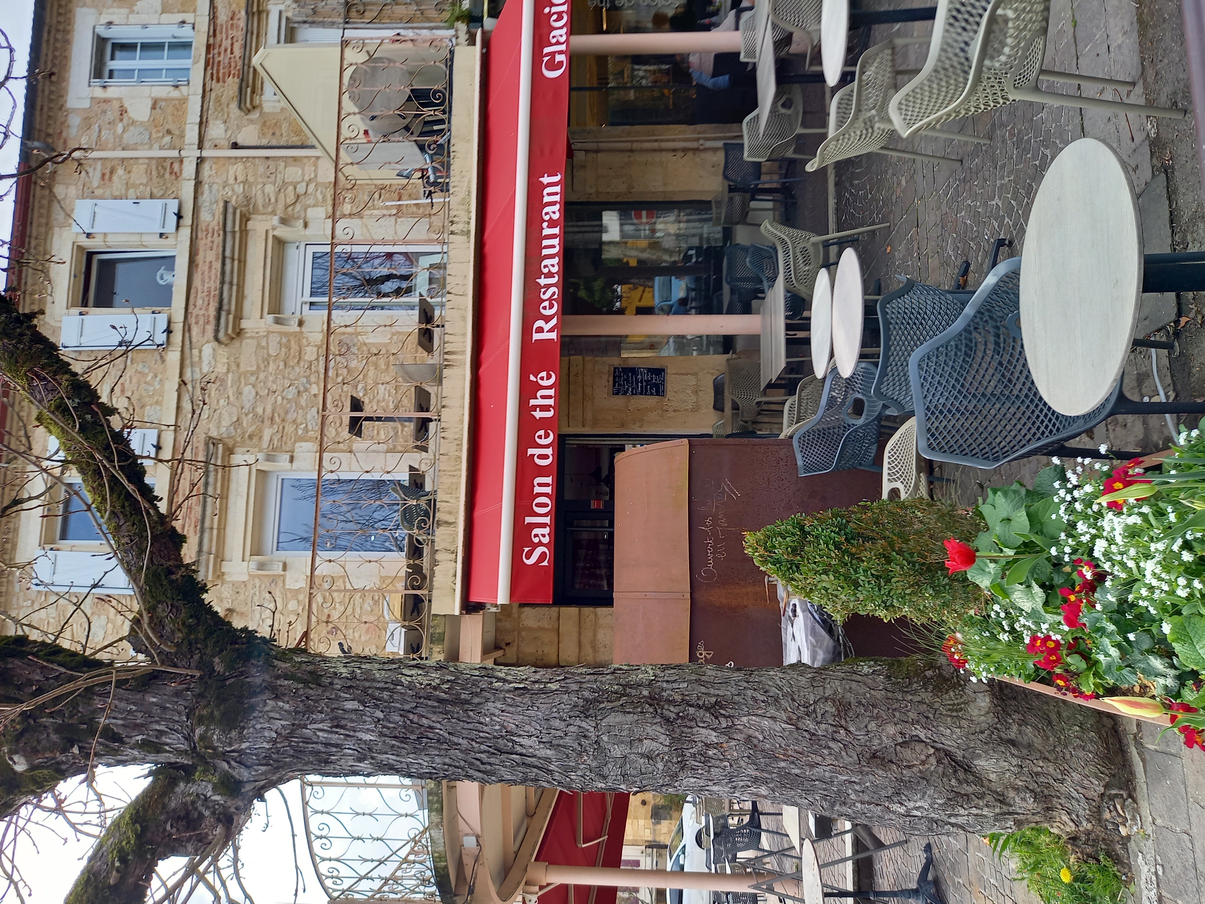 Ce bel établissement, de renommé à Prayssac, est à vendre.  Actuellement un restaurant type « brasserie » avec une offre de restauration de qualité, à base de produits locaux et faits maison. Une démarche pour être labellisée « Maitre Restaurateur » est en cours. L’établissement bénéficie d’un emplacement en plein cœur du centre bourg, avec une belle visibilité sur la place de l’Eglise et le marché hebdomadaire. La clientèle est à la fois locale et touristique. Une vraie opportunité avec beaucoup de potentiel pour des repreneurs dynamiques. 
Capacités restaurant : 
•	Une salle de restaurant chaleureux et dans le style brasserie au rez-de-chaussée : 25 couverts, 
•	Une salle équipée d’une télé pour diffusion matchs et autres, à l’étage : 25 couverts,
•	Un balcon, non exploité actuellement : 30 couverts,
•	Terrasse : potentiel de 120 couverts.
L’ensemble de l’équipement pour le restaurant est inclus : mobiliers (intérieur et extérieur), vaisselle, bar…

Cuisine entièrement équipée avec du matériel bien entretenu et propre. L’établissement est suivi par un cabinet d’analyses pour l’hygiène avec documentation à jour. La cuisine est située sur le niveau R+1. Une pièce pour travail au froid, grande chambre froide et réserve d’environ 15m² situé au R+2. 
Personnel : fonds cédé avec 2 employés, un cuisinier et un sous-chef (les deux avec 8 ans d’ancienneté).  
Le restaurateur actuel n’est lié par aucun contrat de brasseur, café ou autre. Etablissement avec licence grand restaurant et licence IV.
Chiffre d’affaires 2024/2025 : 310 000 € // EBE : 39 000 €. 
Prix de vente fonds : 80 000 €
Prix de vente des murs : 350 000 €
L’ensemble : 400 000 €