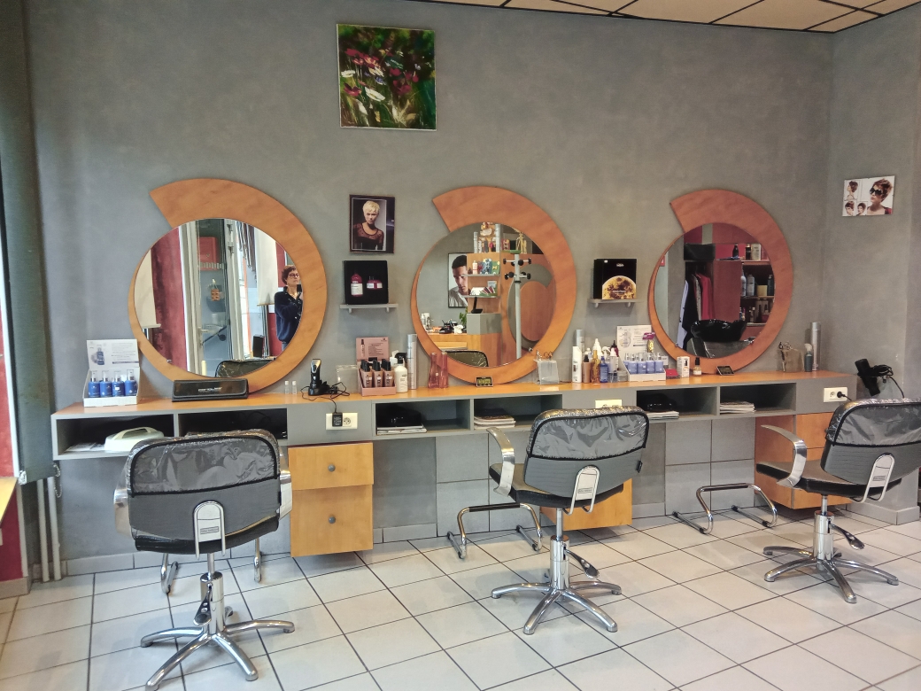 Vends cause retraite, fonds de salon de coiffure mixte situé à Arnay-Duc (21230).
Belle visibilité.
Tenu depuis 28 ans avec clientèle fidèle.
Belle surface, mobilier en état.
Loyer modéré.
Une salariée 32h/sem.
Possibilité de développer.
Affaire à saisir