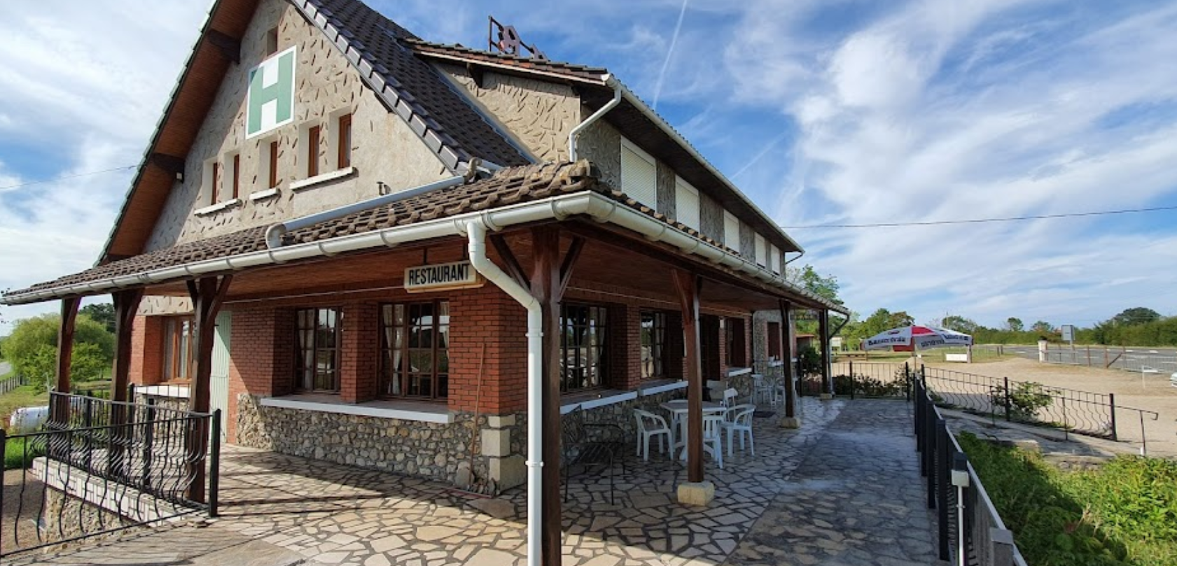 Située à proximité du charmant village classé de Charroux, cette propriété commerciale dispose d'une licence IV et s'étend sur plus de 3 500 m² de terrain entièrement clos, aménagé et fleuri.

 Le bien comprend :
•	Bâtiment principal de 200 m² sur deux étages avec sous-sol, composé de :
      o	RDC : 3 salles, grande cuisine, local privé, terrasse ombragée 70 m²
      o	Étage : 8 chambres, dont 2 communicantes et 1 suite. Toutes équipées de sanitaires privés.
      o	Sécurité : 11 portes coupe-feu à l'étage, SSI (système de sécurité incendie) sur l’ensemble du bâtiment
•	Annexe :
      o	Maisonnette de 50 m² sur deux niveaux
      o	6 garages individuels fermés
      o	Un hangar ouvert pour 5 places

Informations complémentaires :
•	Ensemble entièrement rénové entre 2012 et 2020 et meublé
•	Idéal pour un projet de gîte, chambres d’hôtes, table d’hôtes, ou arrêt de camping-car

Extension possible : une parcelle attenante de deux hectares est aménagée en parc paysager, avec :
•	Plus de 200 arbres plantés (principalement fruitiers et ornementaux)
•	Une bassine de 80 m³
•	Un petit bois