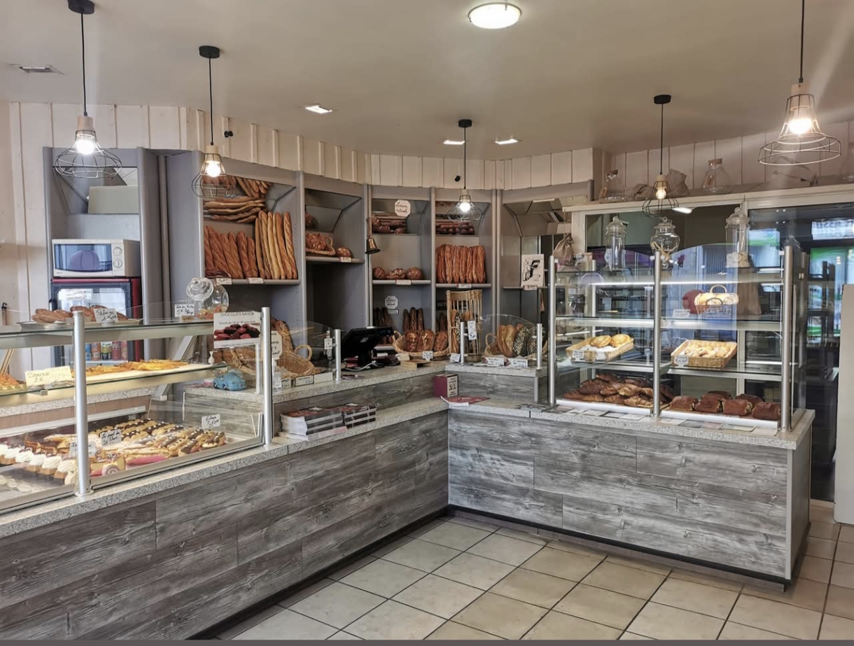 A vendre Charmante boulangerie dans un village médiéval proche de l océan 
- chiffre d affaire stable et attractif
- locaux et matériels bon état 
- four 10 ans entretenu 
- activité constante toute l année 
- logement attenant 
- possibilité d' achat des murs