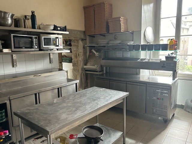 Au cœur d’un village, situé dans les gorges de la Jonte, un restaurant- pizzeria est à vendre. Il s’agit d’un restaurant traditionnel, l’offre est complétée par la vente de pizzas à consommer sur place ou à emporter. L’établissement est ouvert d’avril à novembre. Il peut accueillir 26 personnes dans la salle principale (voutée), une quinzaine dans une deuxième salle et, enfin, une cinquantaine en terrasse.
La clientèle est composée de professionnels, de locaux et de touristes. Ce village connaît une forte affluence lors de la saison estivale. Il dispose de divers commerces (boulangerie, alimentations, boucherie-charcuterie, tabac…) et services (collèges, écoles, médecin…).
Au-dessus du restaurant, se trouve un logement permettant aux exploitants de vivre sur place ou de loger le personnel. En pleine saison, l’affaire est exploitée par 4, voire 5 personnes. Il n’y pas de salarié à reprendre.
Ce restaurant dispose de la licence IV, la cuisine est spacieuse et professionnelle. 
 
Le fonds de commerce de cet établissement est à vendre (200 000€).
Concernant les murs, il y a deux possibilités : la vente au prix de 200 000€ ou la location pour 1 500€ /mois, pas soumis à la TVA.
Référence : L0474