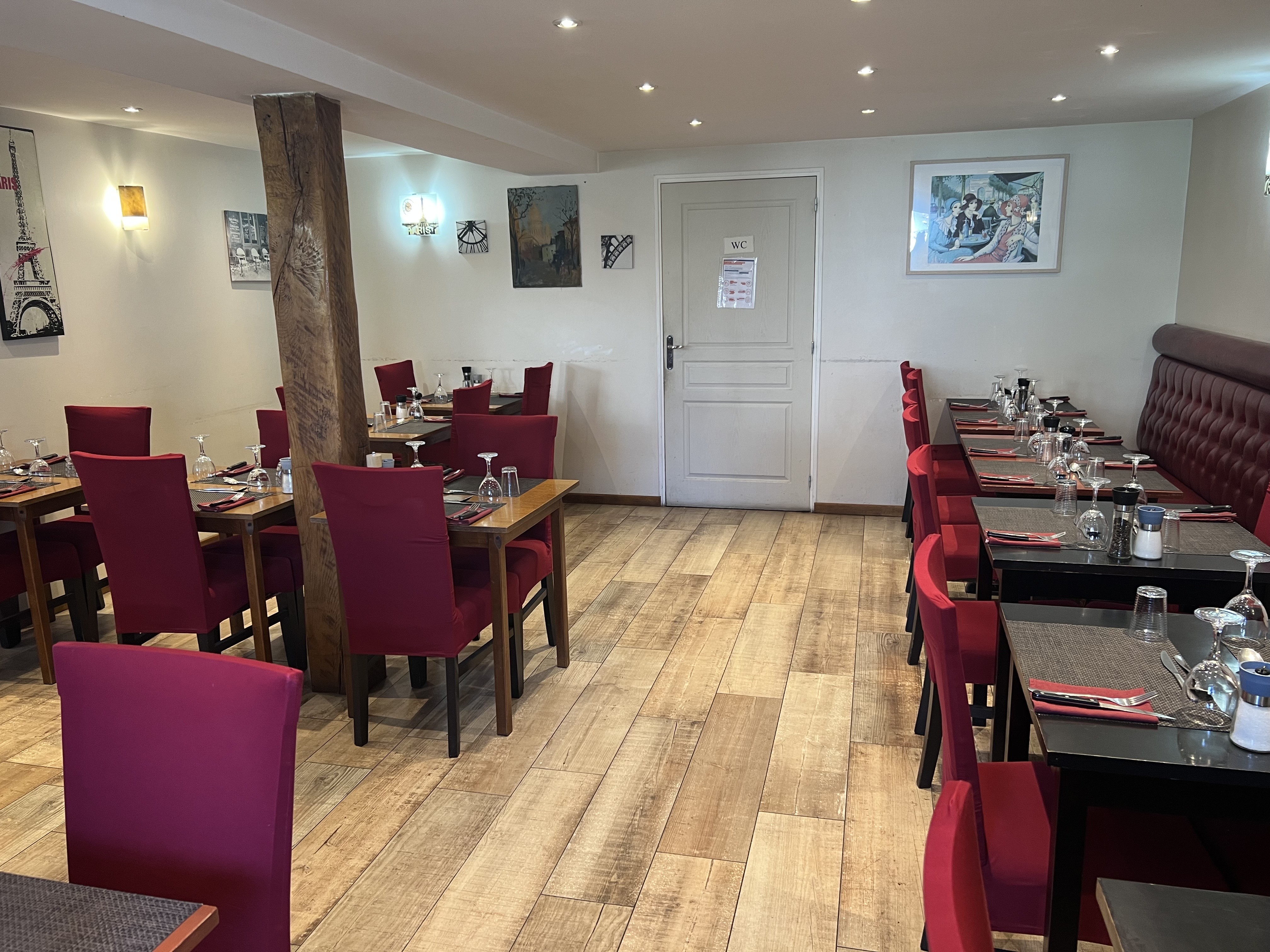Commune du Loiret, à 15km de Montargis. 
Salle de 54 places + bar 15 de places + deux autres salles, une de 25, l'autre de 80 places pour banquets + terrasse sur rue de 30 couverts.
Très grosse possibilité d'extension.