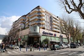 A vendre 318 000 euros une snack, bar proche Carrefour TNL
Surface intérieure 58 m2
14 places assises
Terrasse 26 places assises
Cuisine équipé
Extraction aux normes
Four à pizza
Licence IV
Loyer 600 euros par mois