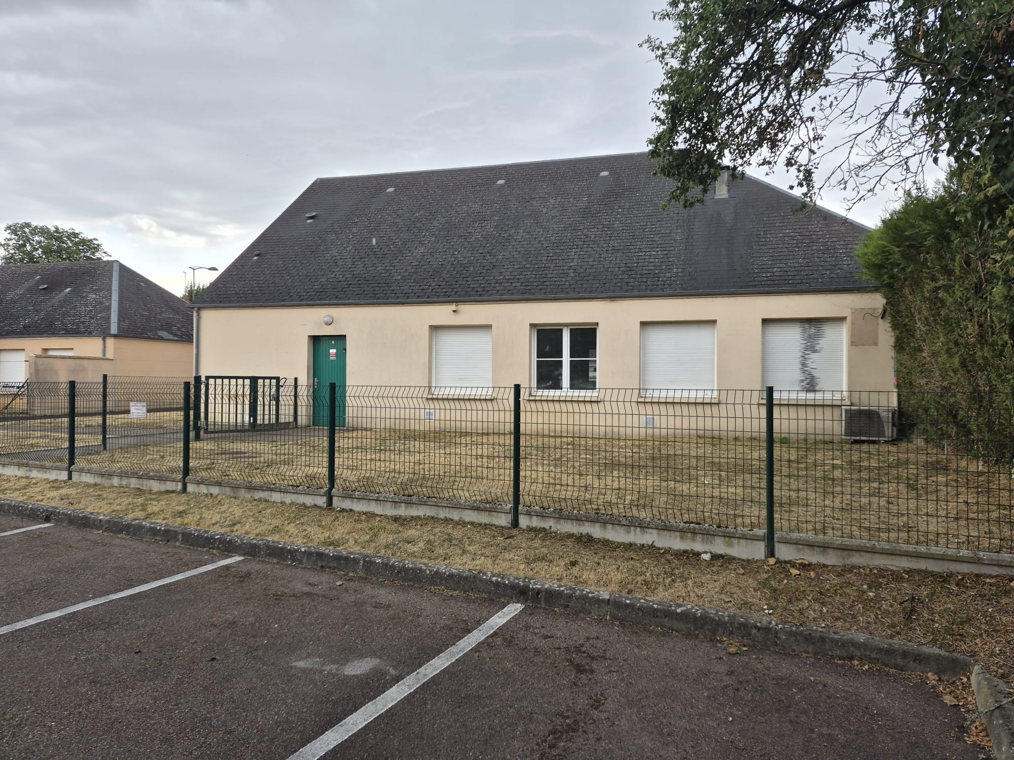 À louer – Local commercial de 131 m² – Champfleur (72610)

La commune de Champfleur propose à la location un local commercial de 131 m², idéalement situé à proximité immédiate du centre-bourg et mitoyen d'un salon de coiffure, offrant une bonne visibilité et un environnement commercial déjà établi.

Anciennement exploité en boulangerie-pâtisserie, ce local est parfaitement adapté à cette activité grâce à ses aménagements existants, mais il peut également convenir à de nombreux autres projets commerciaux, artisanaux ou de services, sous réserve de leur compatibilité avec les lieux.
Le bien dispose également d'un espace extérieur privatif clos d'environ 150 m².

Loyer : 530 € HT par mois.

Situé au cœur d'un bassin de vie d'environ 4 000 habitants, ce local représente une belle opportunité pour développer une activité de proximité.

Pour tout renseignement complémentaire ou pour organiser une visite, merci de contacter la Mairie de Champfleur.