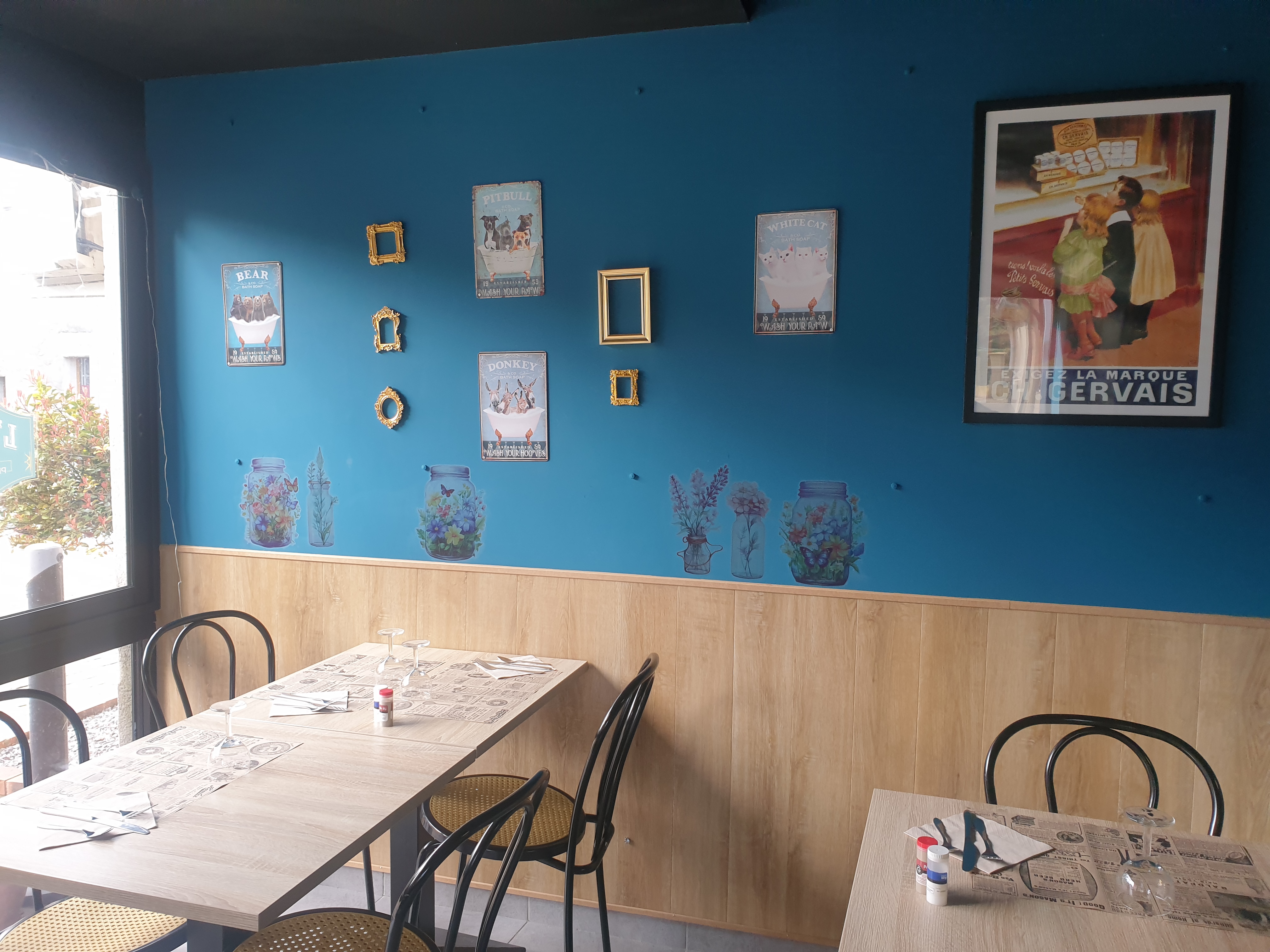 Envie d'une nouvelle aventure ? Ce commerce est fait pour vous. Continuer à donner de la vie au coeur de cet adorable village du nord Sarthe (72), de près de 700 habitants. Récemment rénové avec de nombreux stationnements dont un arrêt minute devant. Nous cédons notre commerce de proximité qui existe déjà depuis 11 ans. C'est un restaurant, bar (sous licence IV), épicerie et multiservices (Française des jeux, point poste, retrait d'argent). Libre de tout contrat, le bail commercial est fait avec la Mairie en 3-6-9, le loyer est modique. Moderne et spacieux, décoration refaite, 24 places intérieures et 20 places en terrasse, bien équipé, épicerie et cuisine (réfrigérateurs, congélateurs, rayonnages, caisse, tireuse à bière 2 becs, trancheuse à charcuterie, etc...). Le tout est en excellent état et bien entretenu, aux normes incendie et PMR. Clientèle locale et fidèle et clientèle extérieure qui se renouvelle avec une part croissante de clients de passage et l'arrivée régulière de nouveaux habitants au village. Ouvert 5 jours 1/2 sur 7 et organisation de soirées à thèmes 1 fois par mois. Les structures complémentaires dans le bourg sont 1 salon de coiffure, 1 école primaire, 1 salle communale, des maisons d'hôtes, centres équestres ainsi que des artisans. Le chiffre d’affaires est en constante progression et le prix de vente est fixé à 35.000 €.